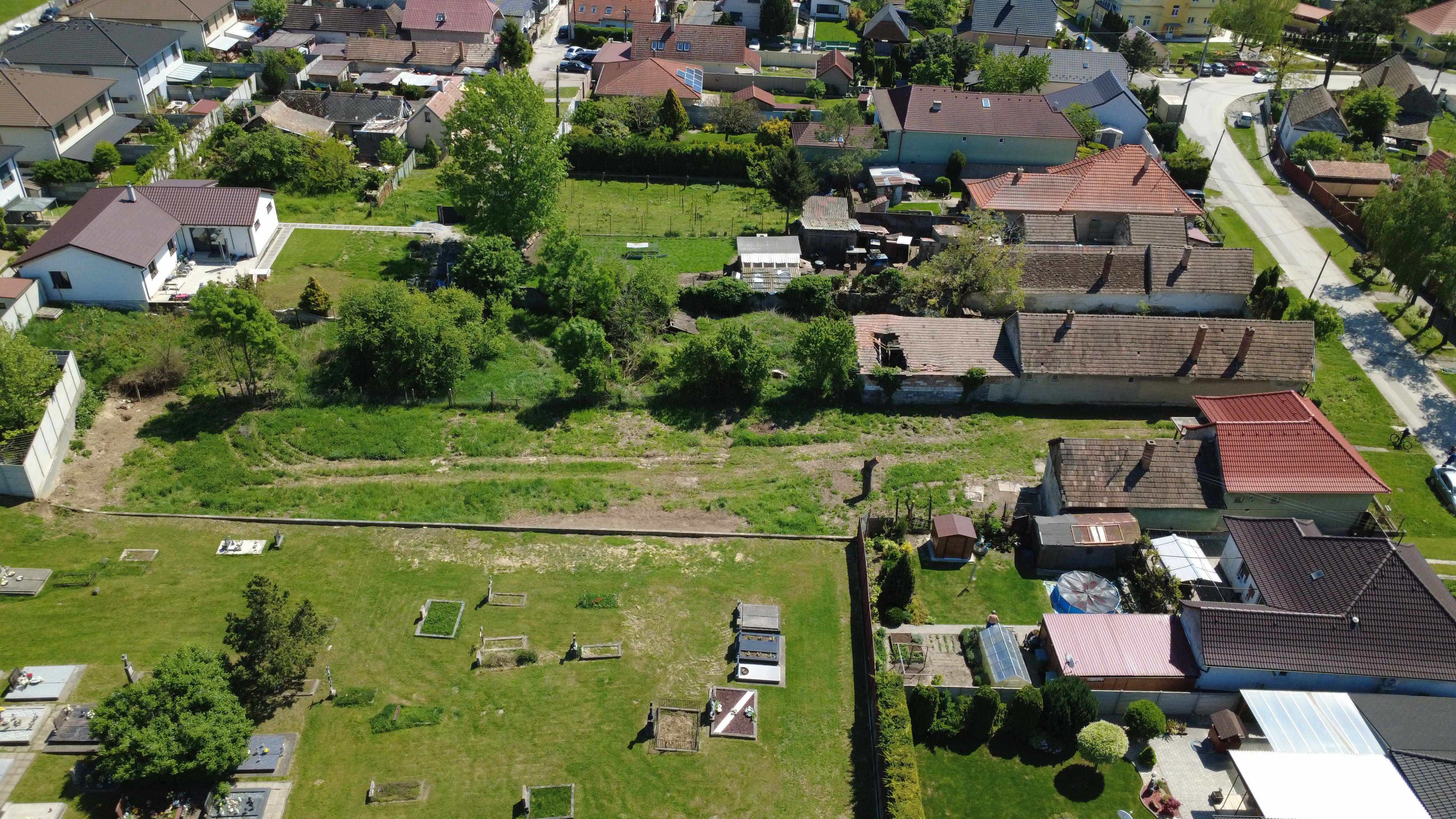 Veľký Biel, okr. SC – NA PREDAJ starší, čiastočne prerobený, tehlový rodinný dom s priestranným, perspektívnym pozemkom.