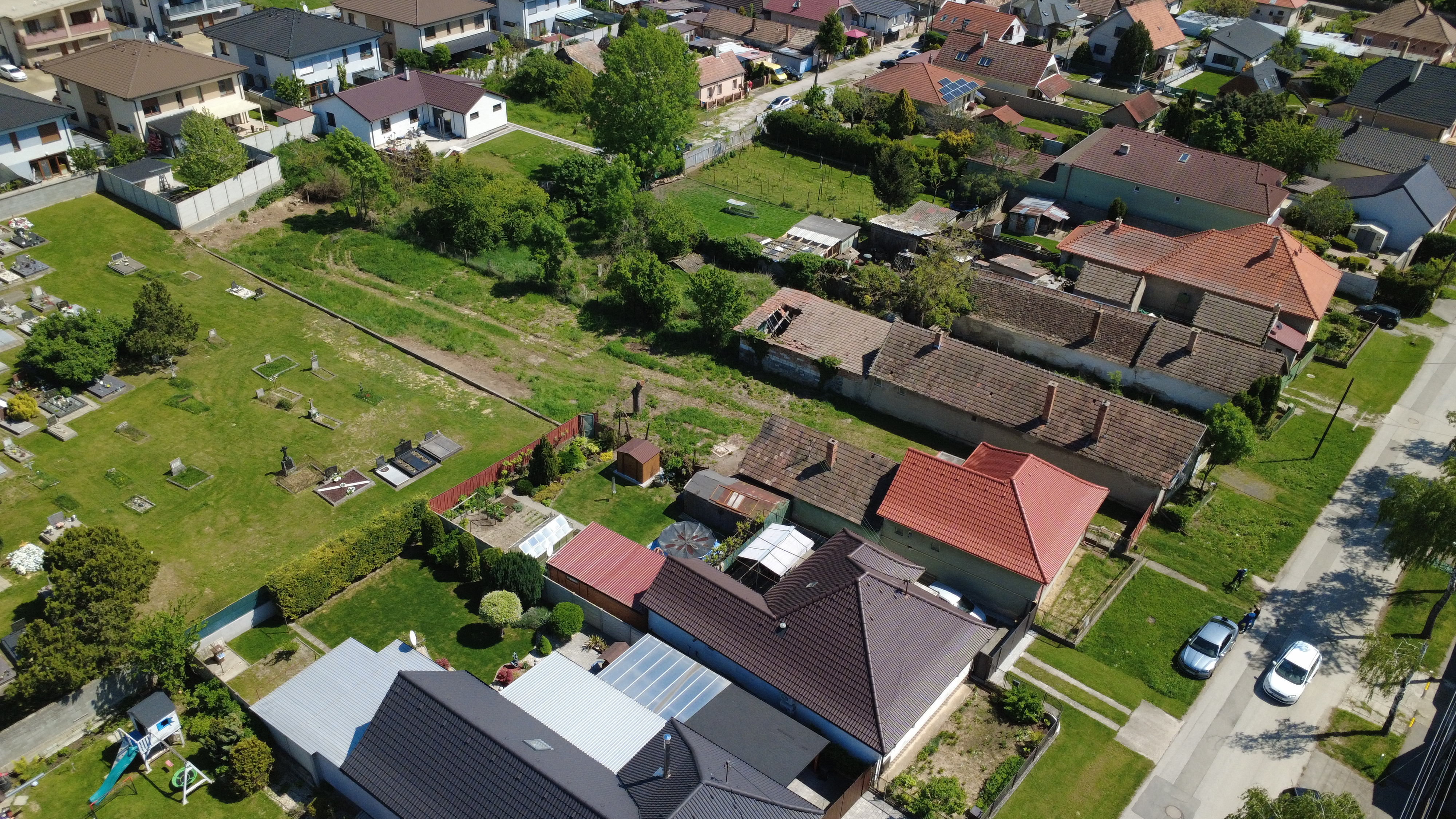 Veľký Biel, okr. SC – NA PREDAJ starší, čiastočne prerobený, tehlový rodinný dom s priestranným, perspektívnym pozemkom.