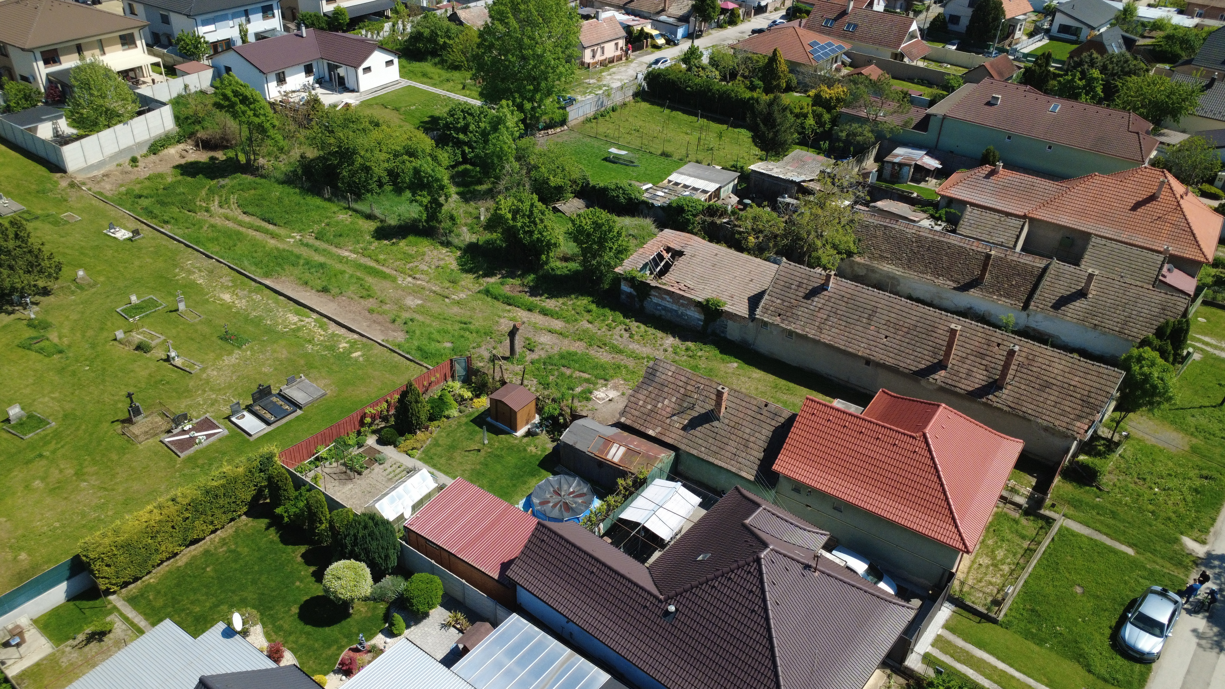 Veľký Biel, okr. SC – NA PREDAJ starší, čiastočne prerobený, tehlový rodinný dom s priestranným, perspektívnym pozemkom.