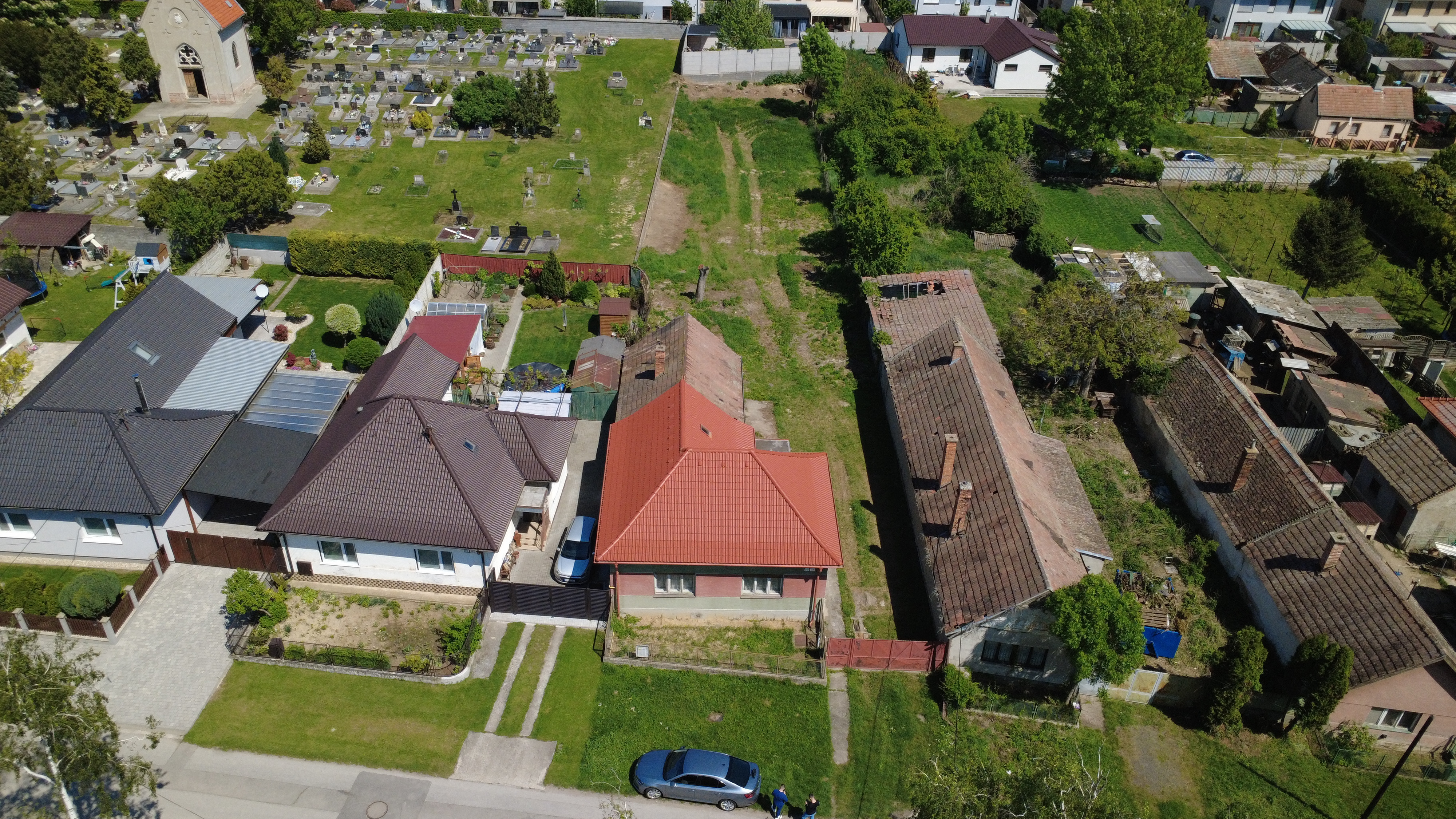 Veľký Biel, okr. SC – NA PREDAJ starší, čiastočne prerobený, tehlový rodinný dom s priestranným, perspektívnym pozemkom.