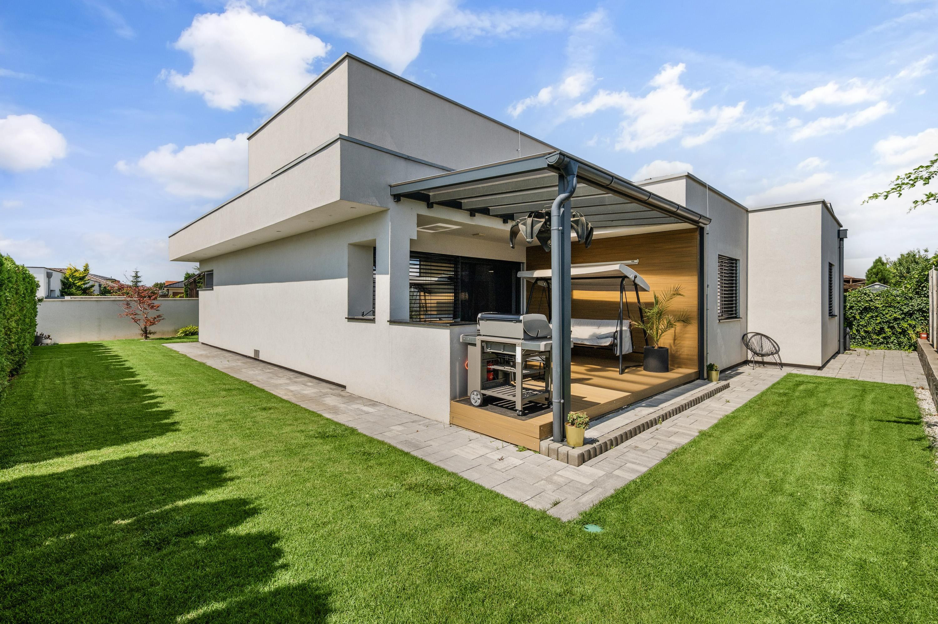 Senec (časť Malý Biel) - na predaj nadštandardný 4 izbový RD v tichej lokalite, s otvorenou galériou