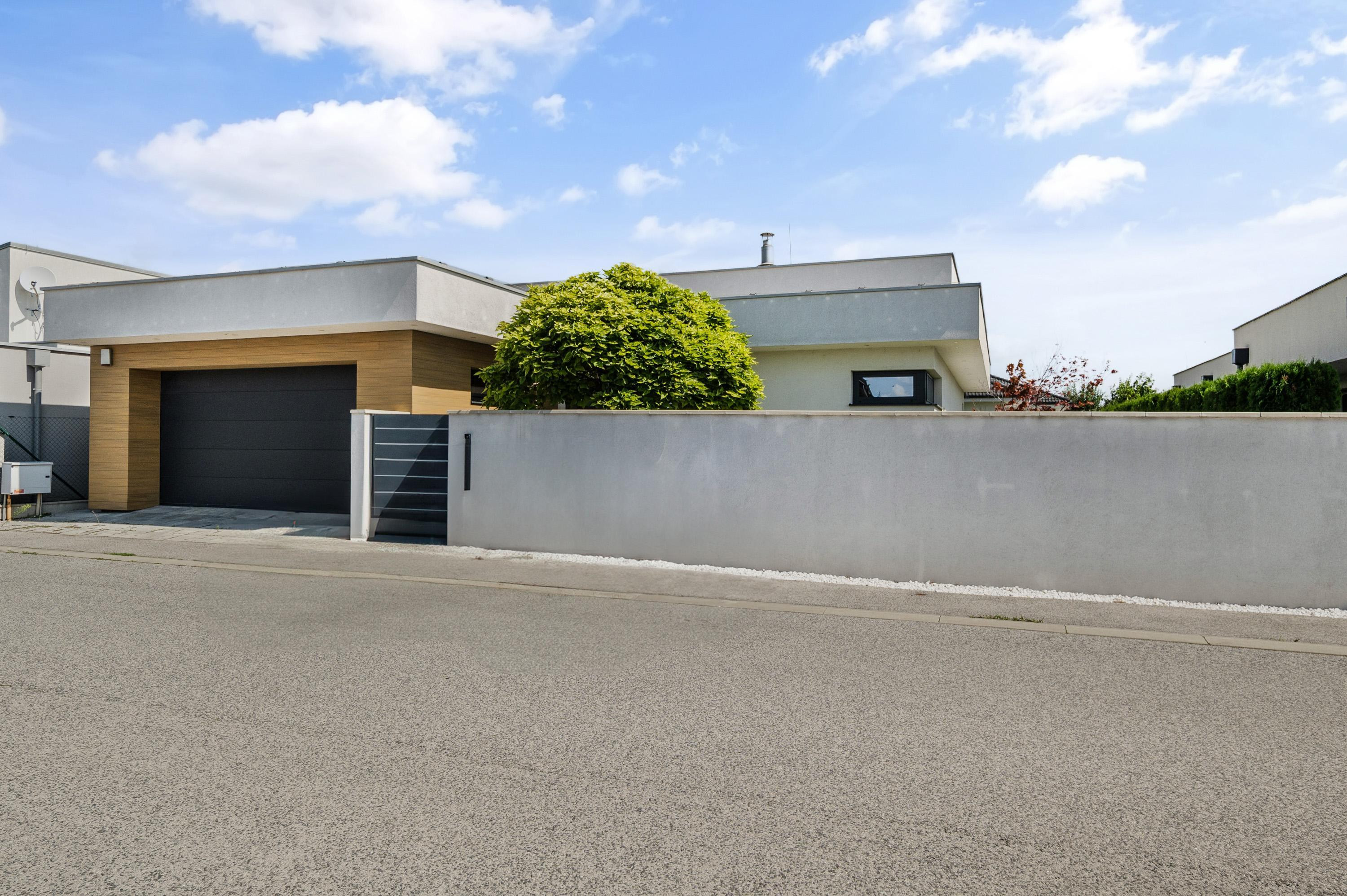 Senec (časť Malý Biel) - na predaj nadštandardný 4 izbový RD v tichej lokalite, s otvorenou galériou