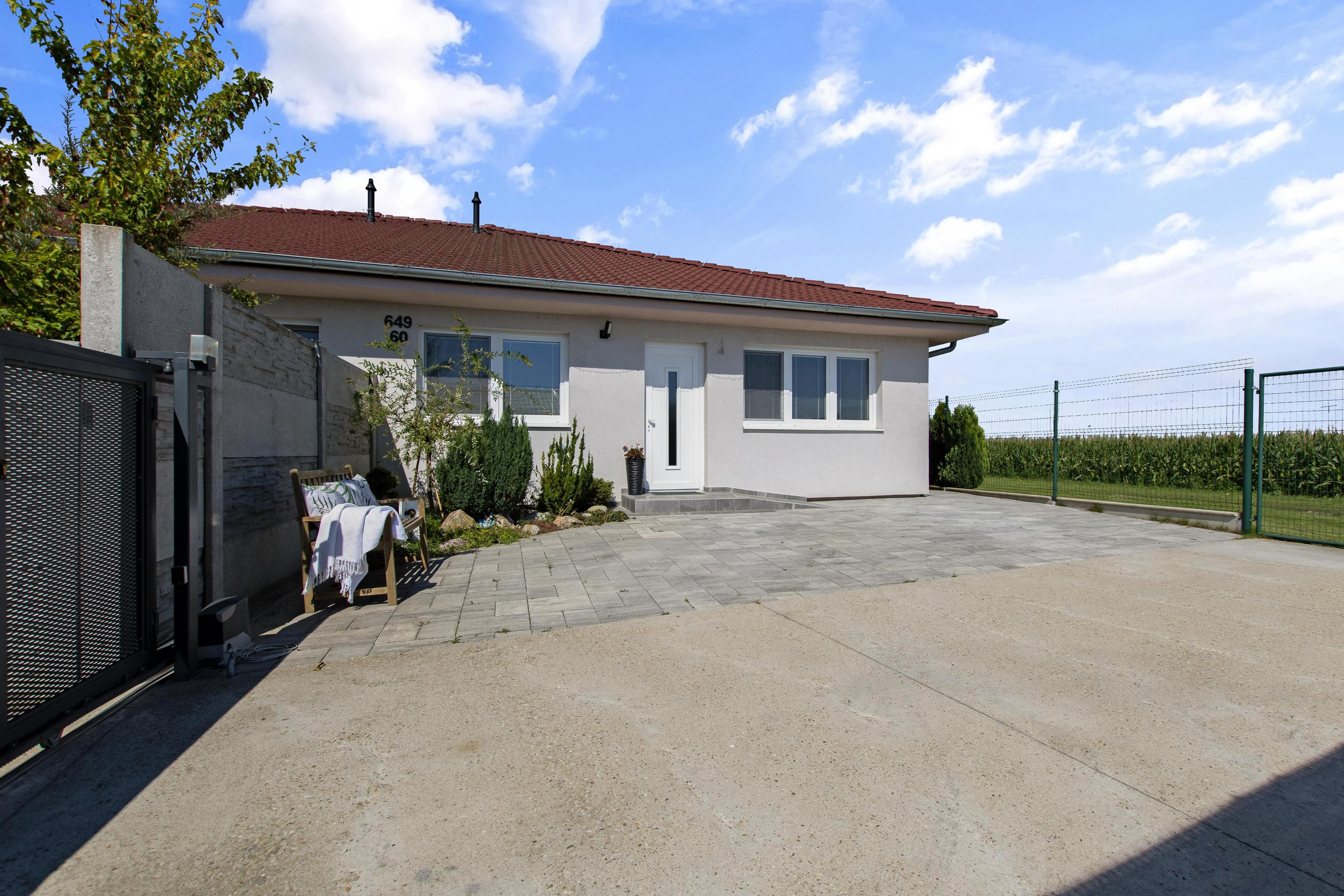 Hrubá Borša, okr. Senec – NA PREDAJ NOVOSTAVBA - výborne dispozične riešený 4 izbový rodinný dom s úžasnou rodinnou atmosférou, upravenou záhradou, terasou a parkovacím státím vo dvore.