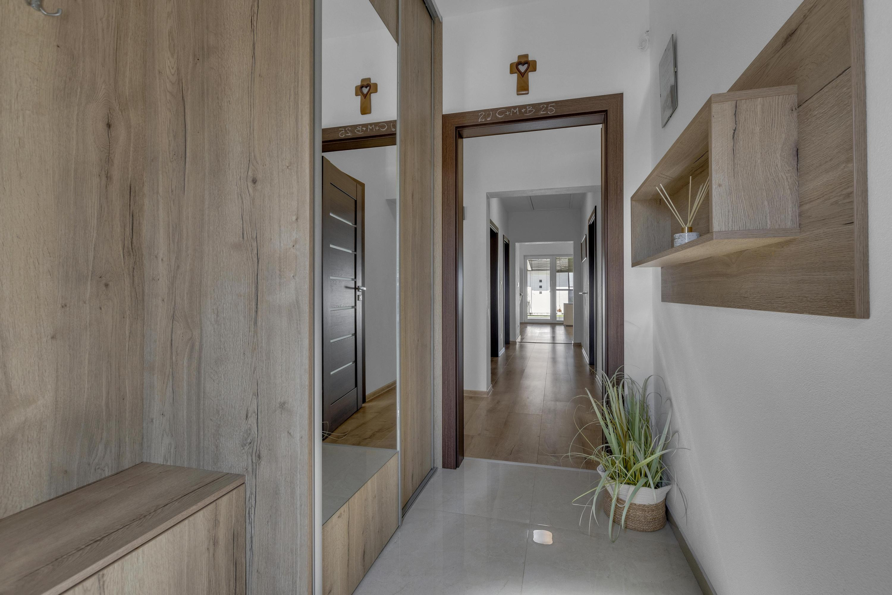 Hrubá Borša, okr. Senec – NA PREDAJ NOVOSTAVBA - výborne dispozične riešený 4 izbový rodinný dom s úžasnou rodinnou atmosférou, upravenou záhradou, terasou a parkovacím státím vo dvore.