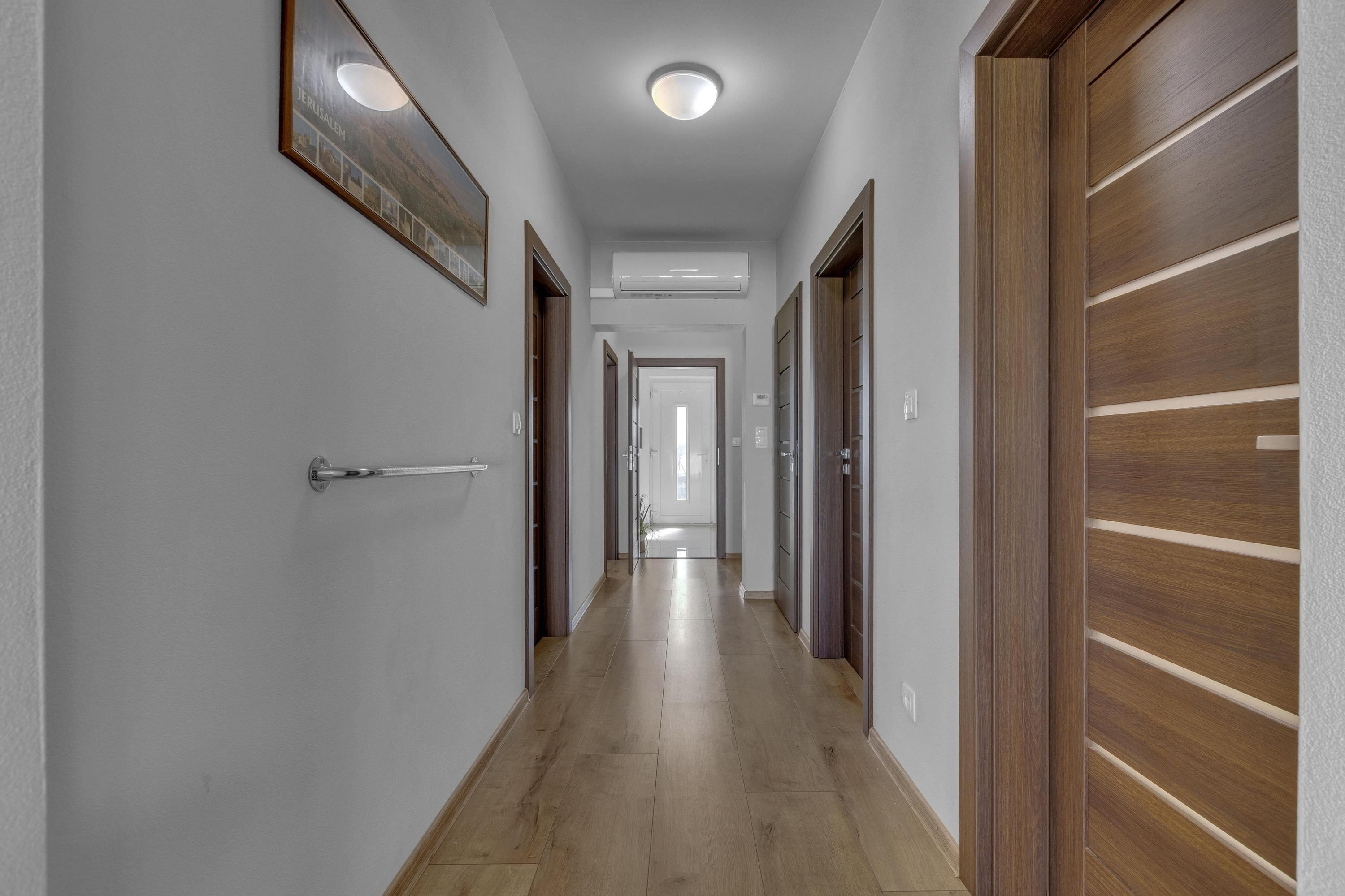 Hrubá Borša, okr. Senec – NA PREDAJ NOVOSTAVBA - výborne dispozične riešený 4 izbový rodinný dom s úžasnou rodinnou atmosférou, upravenou záhradou, terasou a parkovacím státím vo dvore.