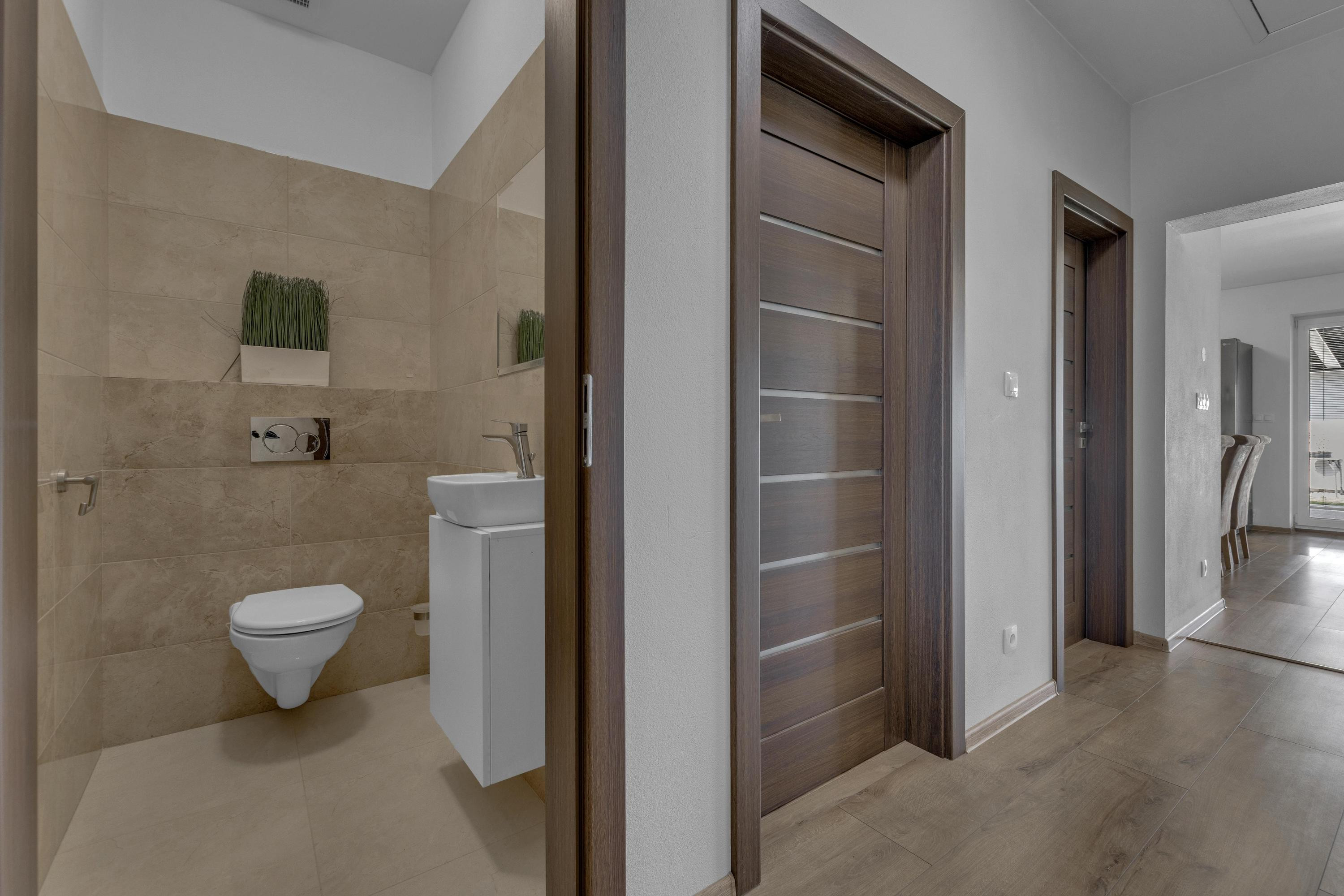 Hrubá Borša, okr. Senec – NA PREDAJ NOVOSTAVBA - výborne dispozične riešený 4 izbový rodinný dom s úžasnou rodinnou atmosférou, upravenou záhradou, terasou a parkovacím státím vo dvore.