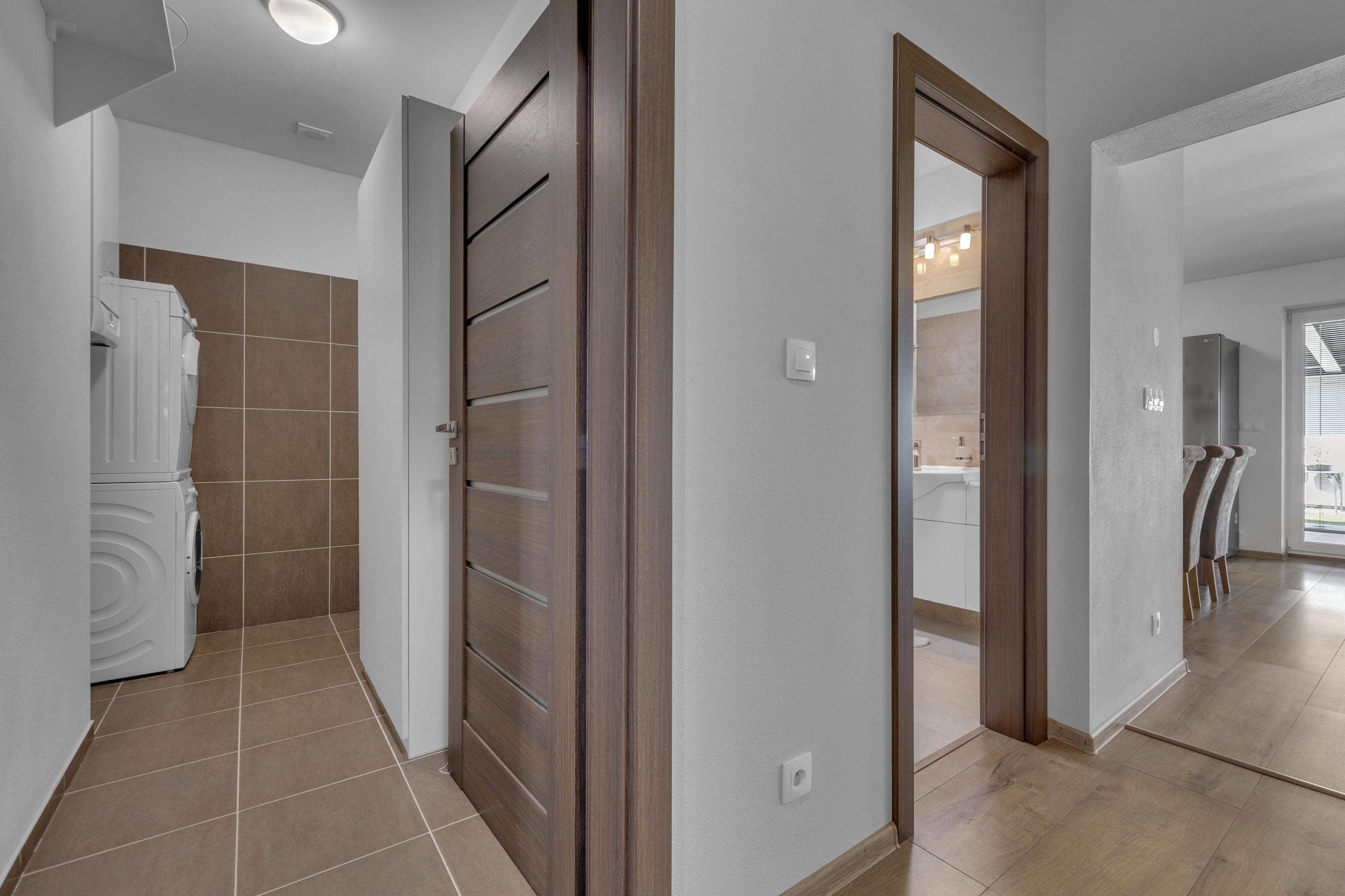 Hrubá Borša, okr. Senec – NA PREDAJ NOVOSTAVBA - výborne dispozične riešený 4 izbový rodinný dom s úžasnou rodinnou atmosférou, upravenou záhradou, terasou a parkovacím státím vo dvore.