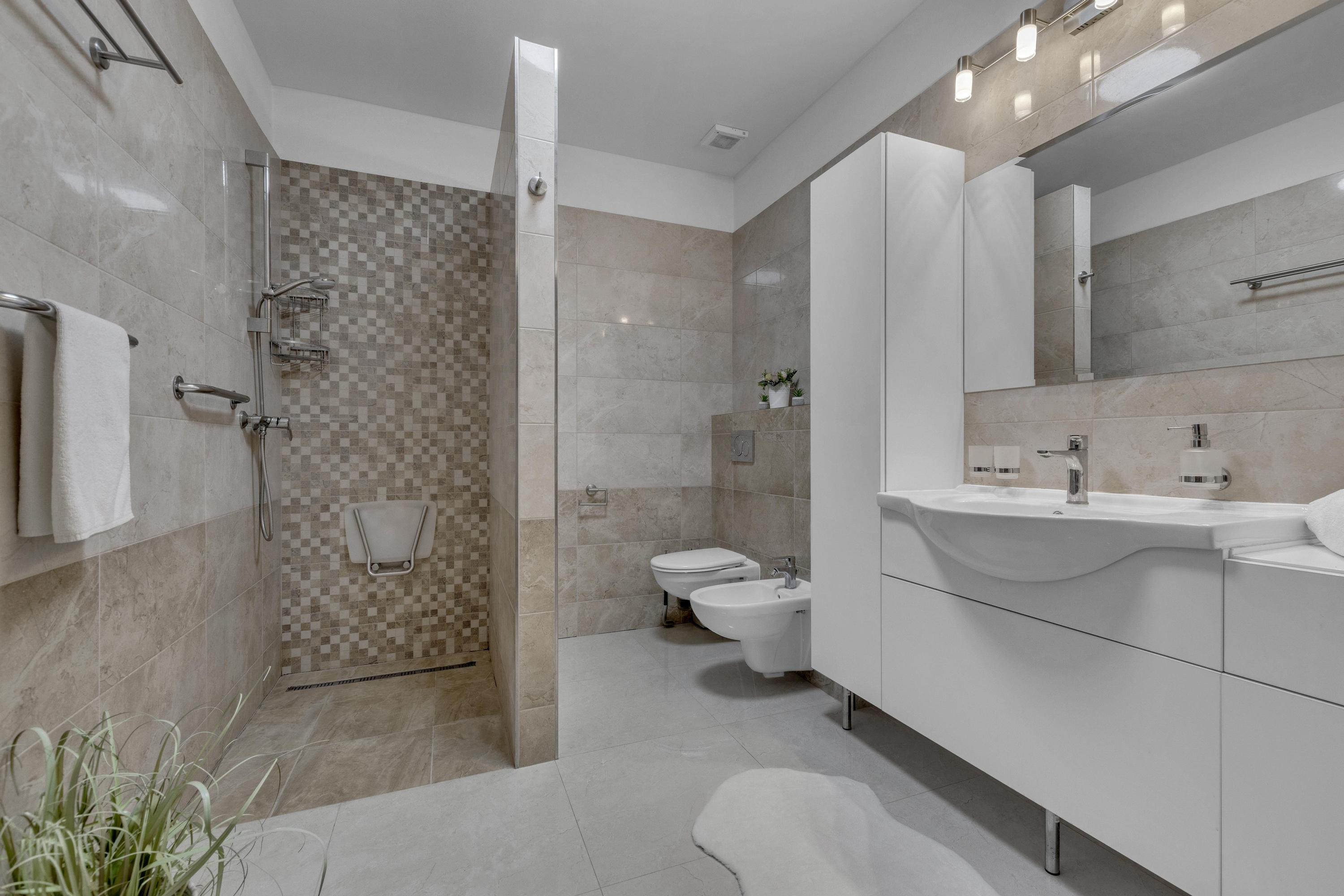 Hrubá Borša, okr. Senec – NA PREDAJ NOVOSTAVBA - výborne dispozične riešený 4 izbový rodinný dom s úžasnou rodinnou atmosférou, upravenou záhradou, terasou a parkovacím státím vo dvore.