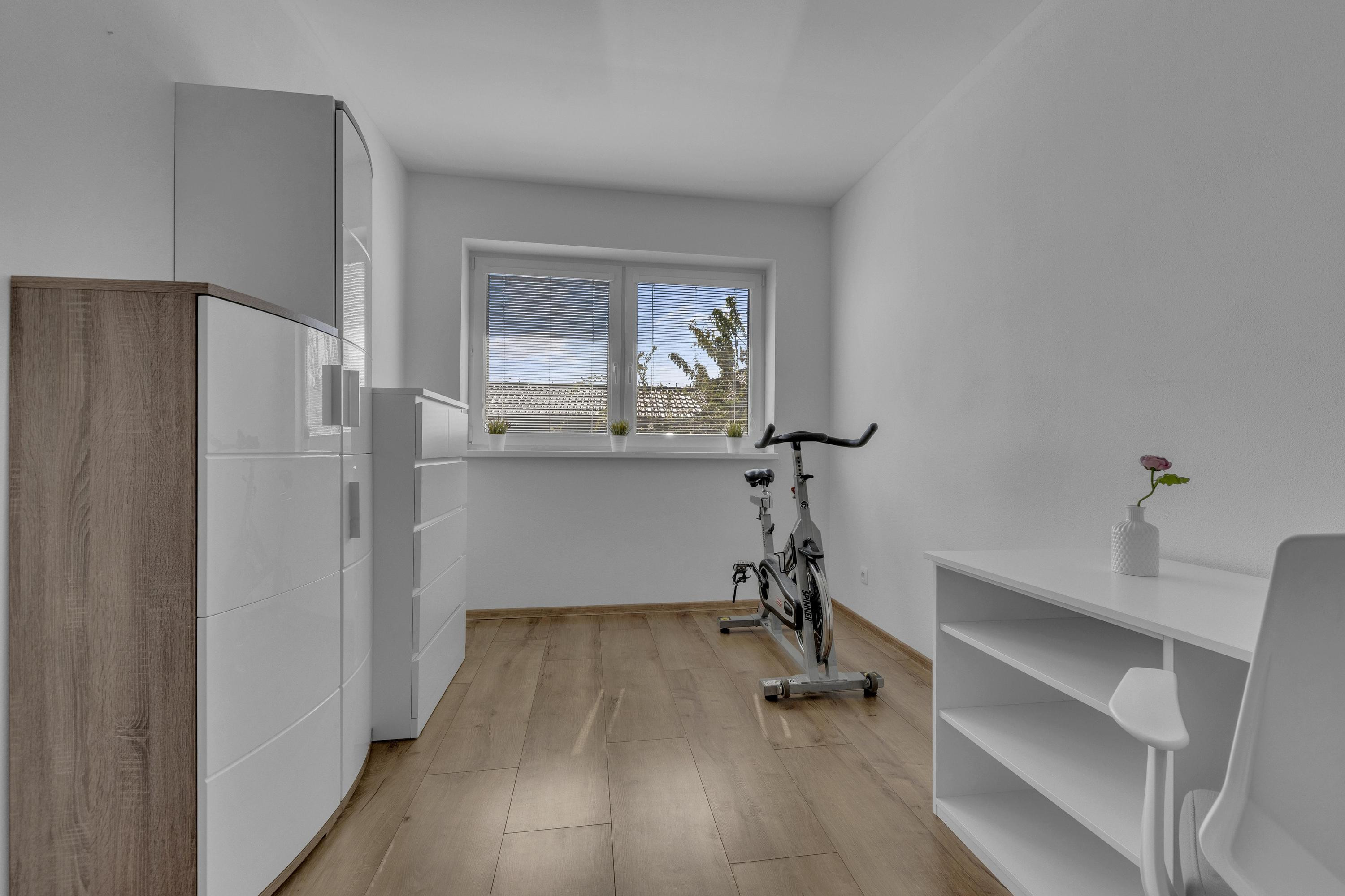 Hrubá Borša, okr. Senec – NA PREDAJ NOVOSTAVBA - výborne dispozične riešený 4 izbový rodinný dom s úžasnou rodinnou atmosférou, upravenou záhradou, terasou a parkovacím státím vo dvore.