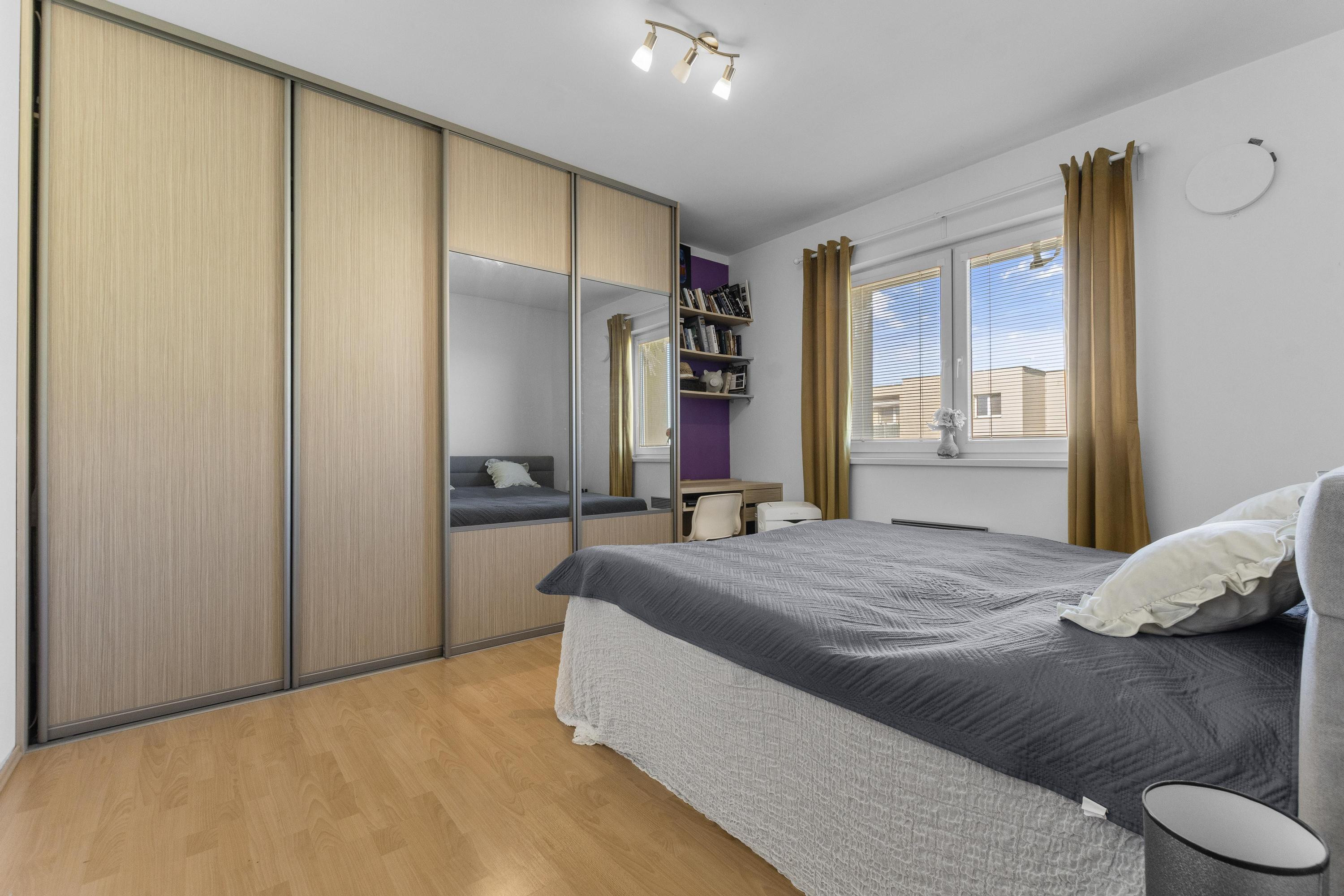 Na predaj slnečný 2-izbový byt s vlastným parkovacím miestom v obci Šelpice