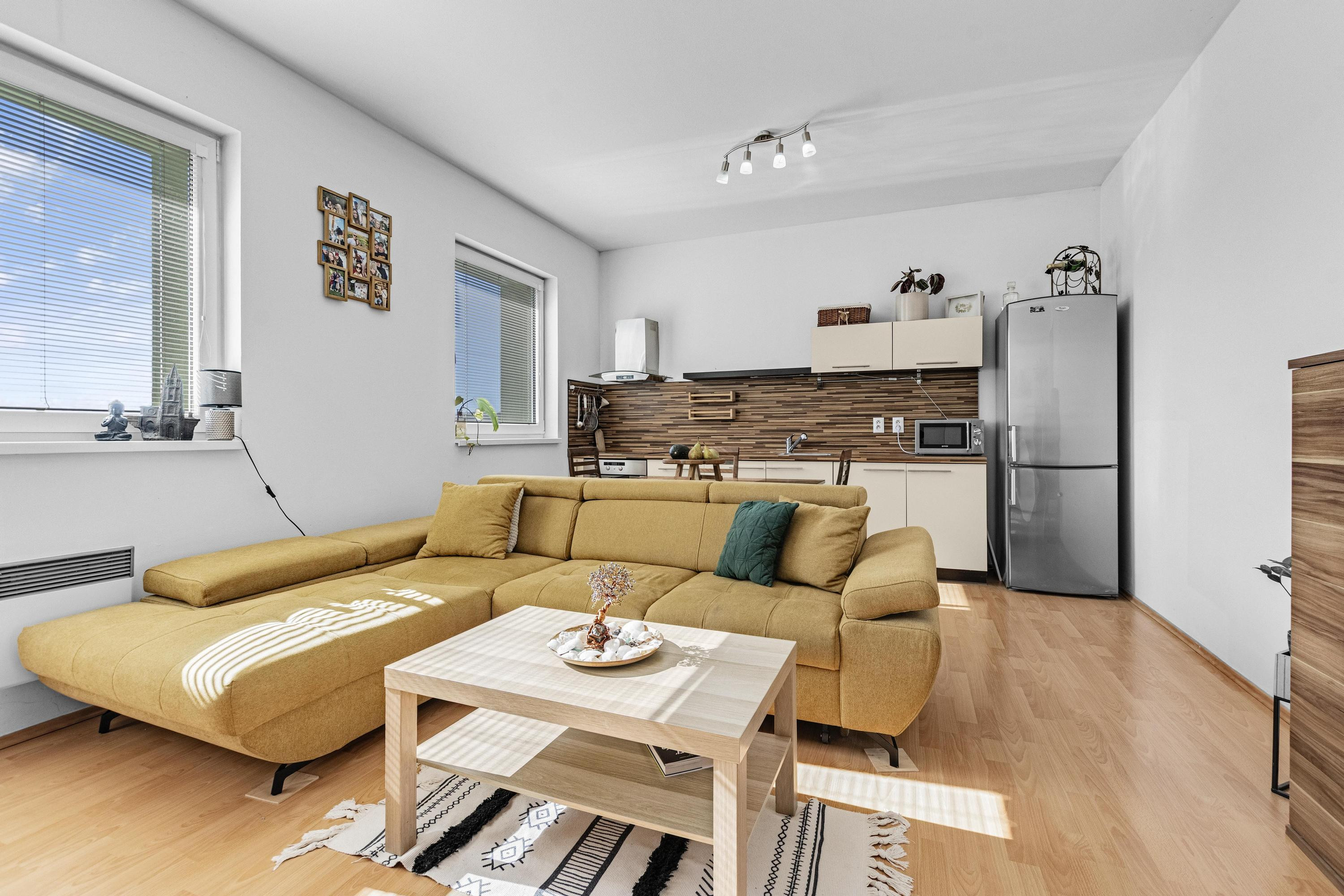 Na predaj slnečný 2-izbový byt s vlastným parkovacím miestom v obci Šelpice