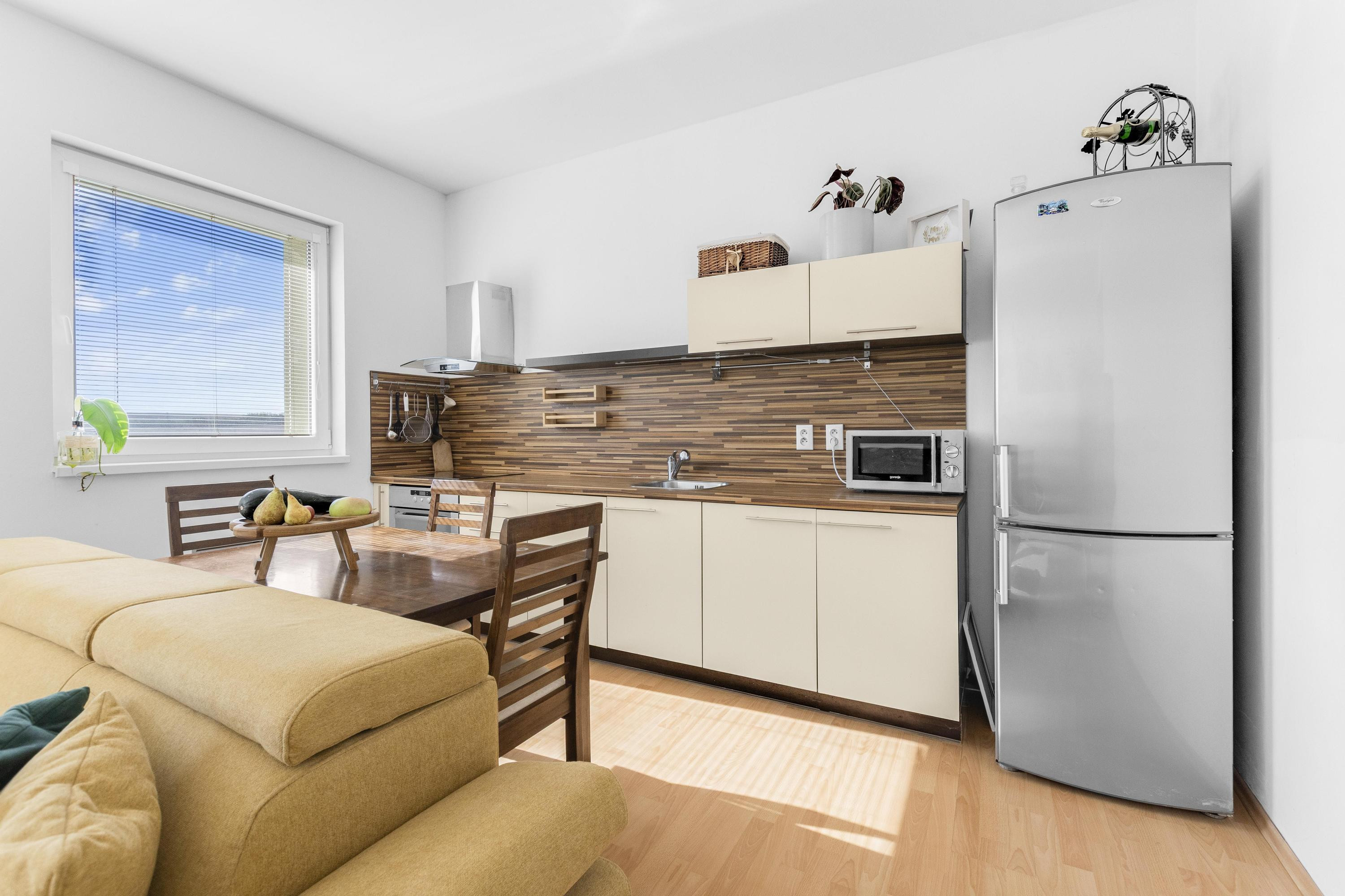 Na predaj slnečný 2-izbový byt s vlastným parkovacím miestom v obci Šelpice