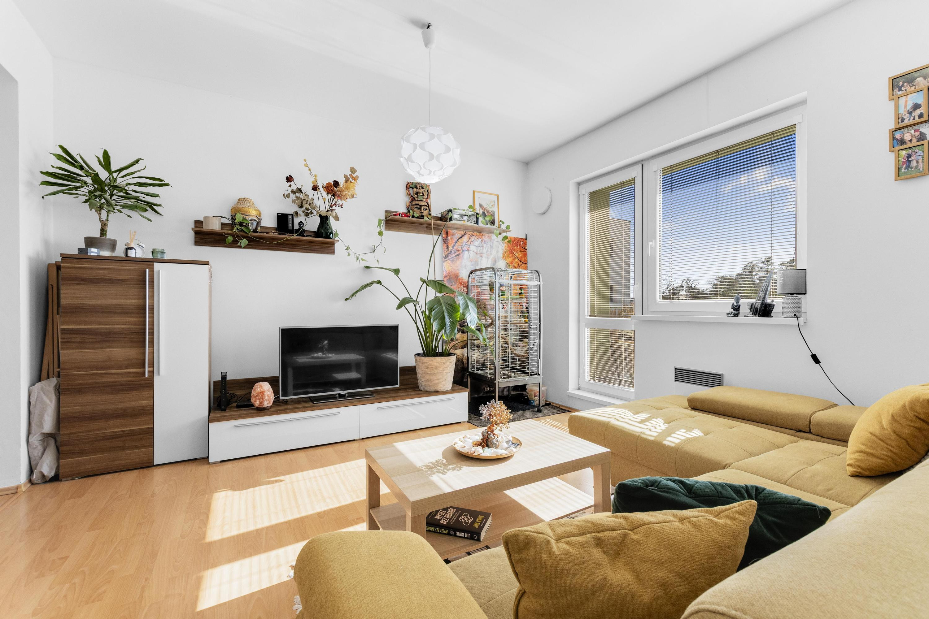 Na predaj slnečný 2-izbový byt s vlastným parkovacím miestom v obci Šelpice