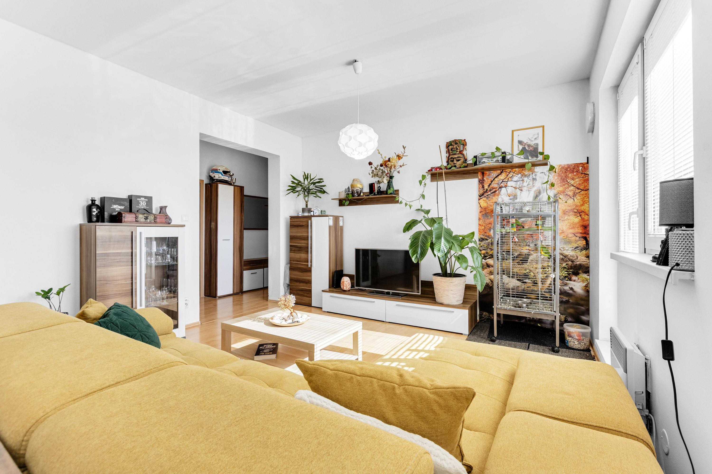 Na predaj slnečný 2-izbový byt s vlastným parkovacím miestom v obci Šelpice