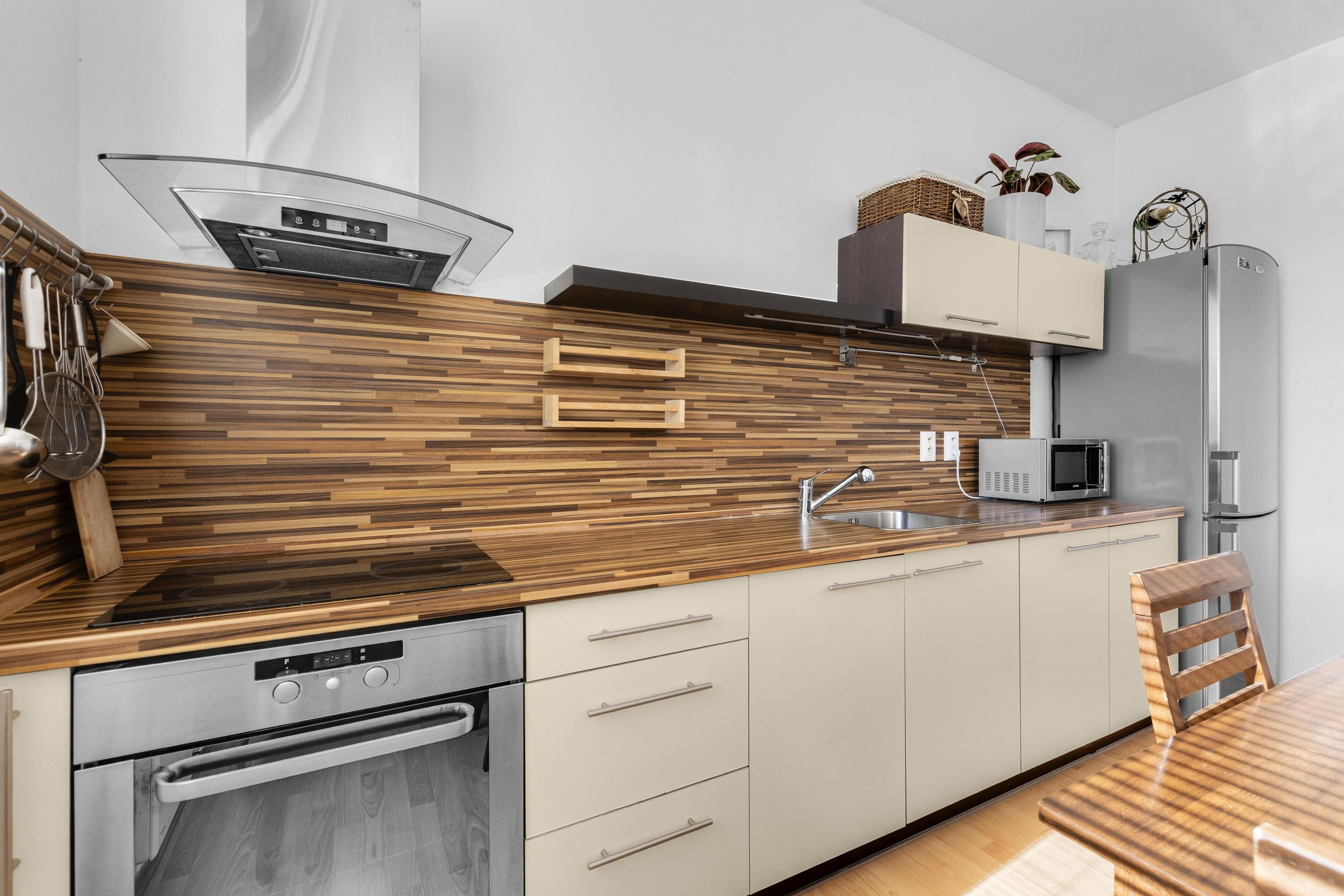 Na predaj slnečný 2-izbový byt s vlastným parkovacím miestom v obci Šelpice