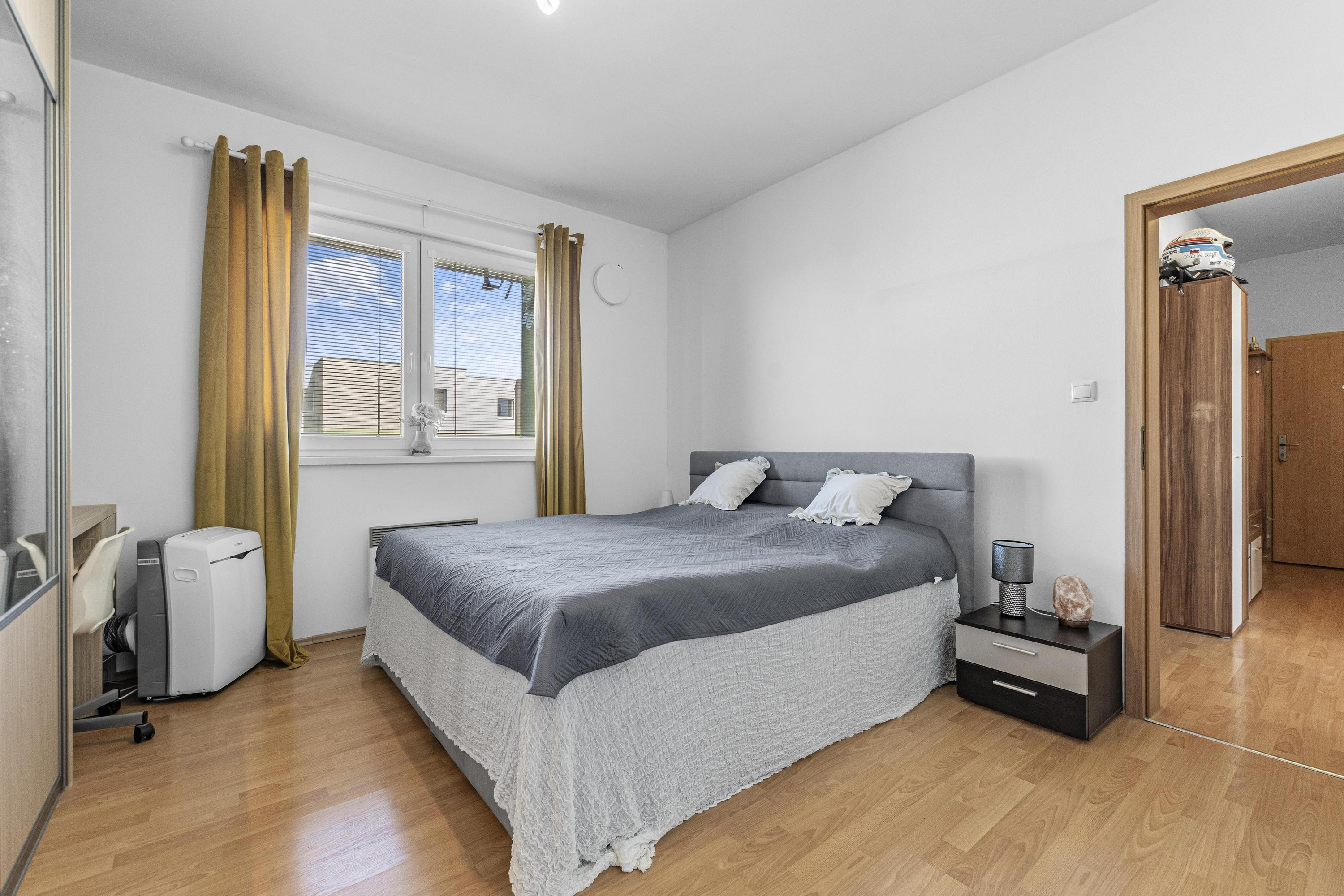 Na predaj slnečný 2-izbový byt s vlastným parkovacím miestom v obci Šelpice