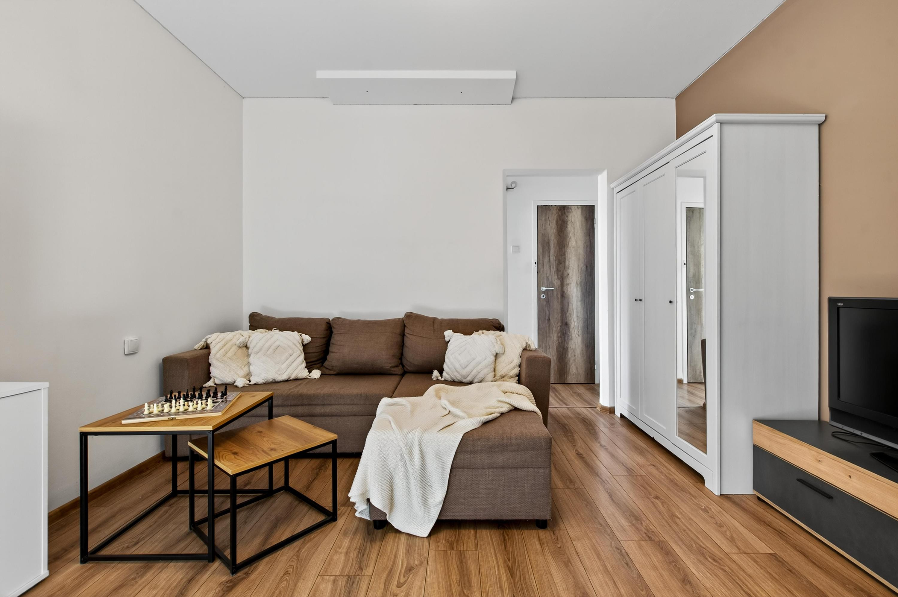 Senec - NA PREDAJ čiastočne prerobený 1,5 izbový byt, hneď pri pešej zóne v centre mesta.