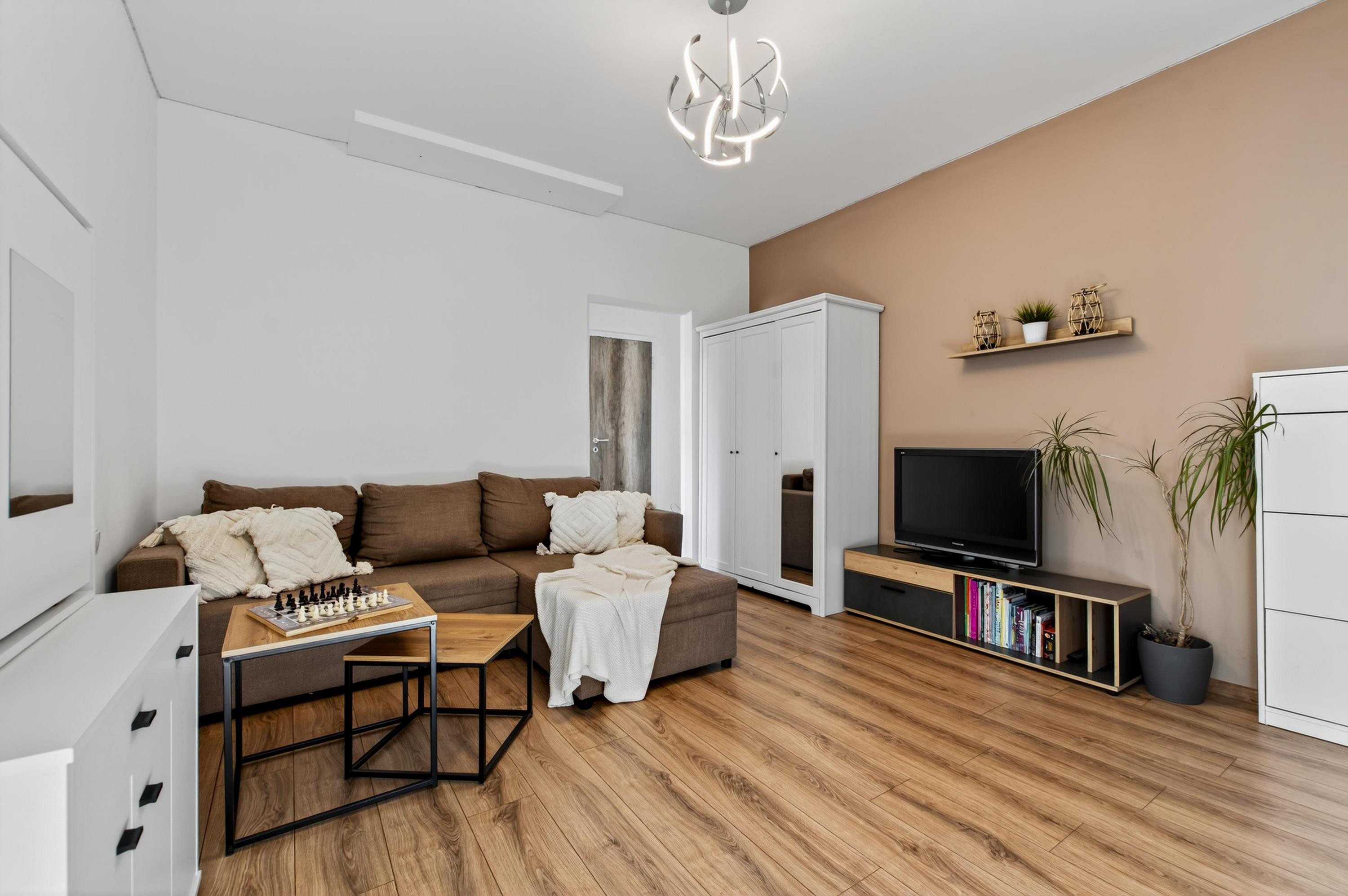 Senec - NA PREDAJ čiastočne prerobený 1,5 izbový byt, hneď pri pešej zóne v centre mesta.