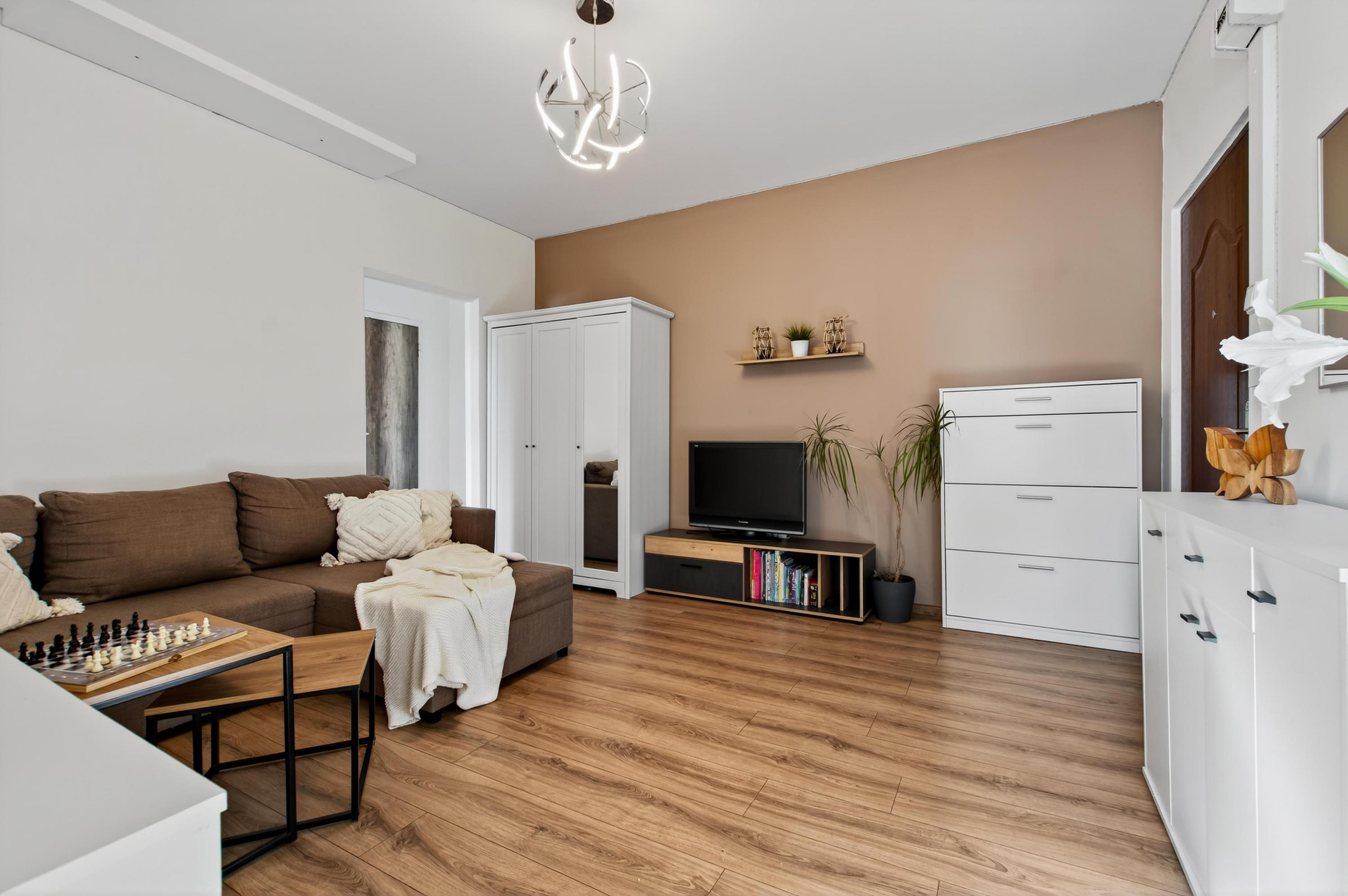 Senec - NA PREDAJ čiastočne prerobený 1,5 izbový byt, hneď pri pešej zóne v centre mesta.