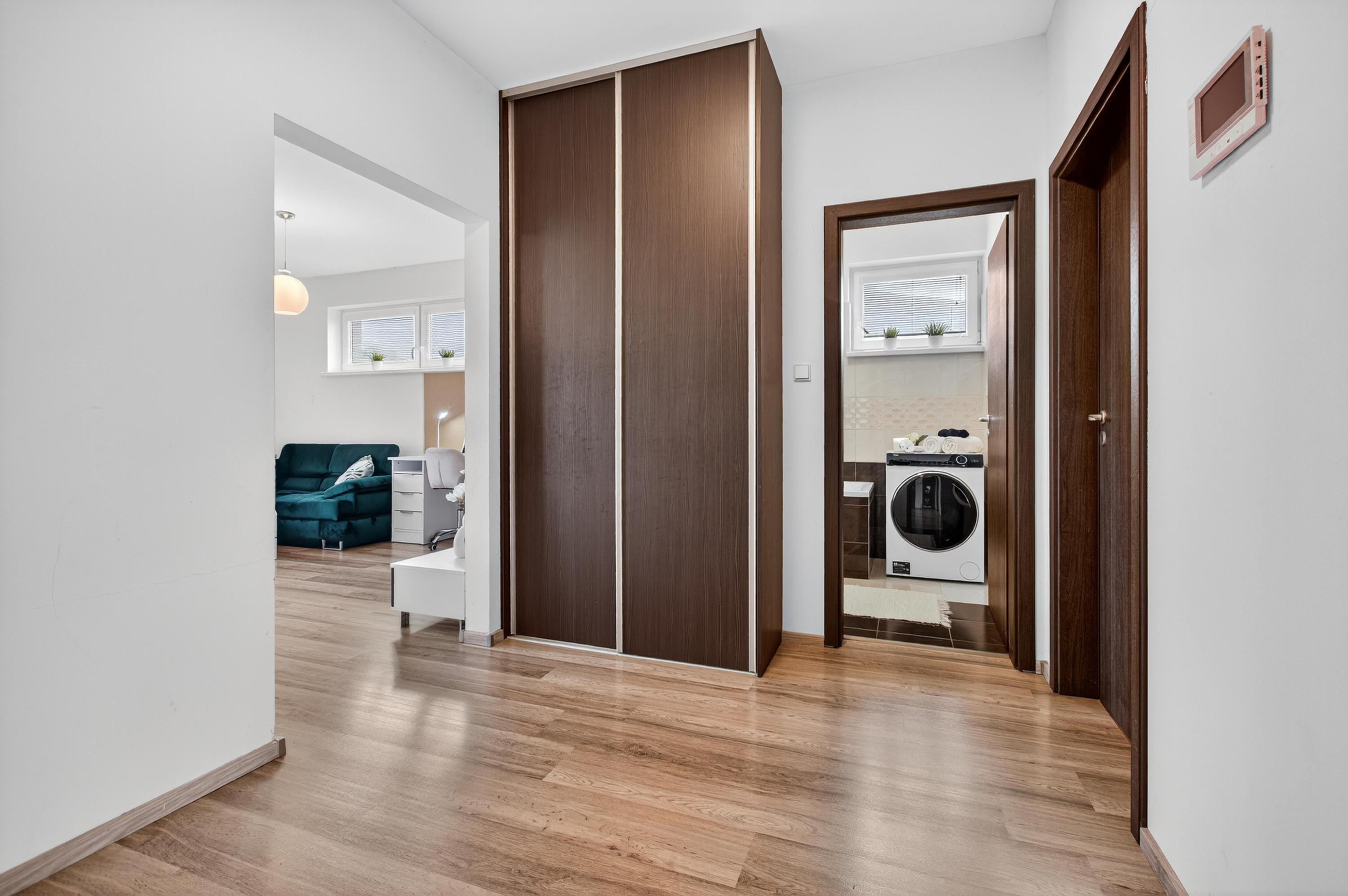 Jelka, okr. GA – NA PREDAJ NOVOSTAVBA – nízko nákladový 3 izbový byt s dvomi parkovacími státiami v projekte ILKA PARK