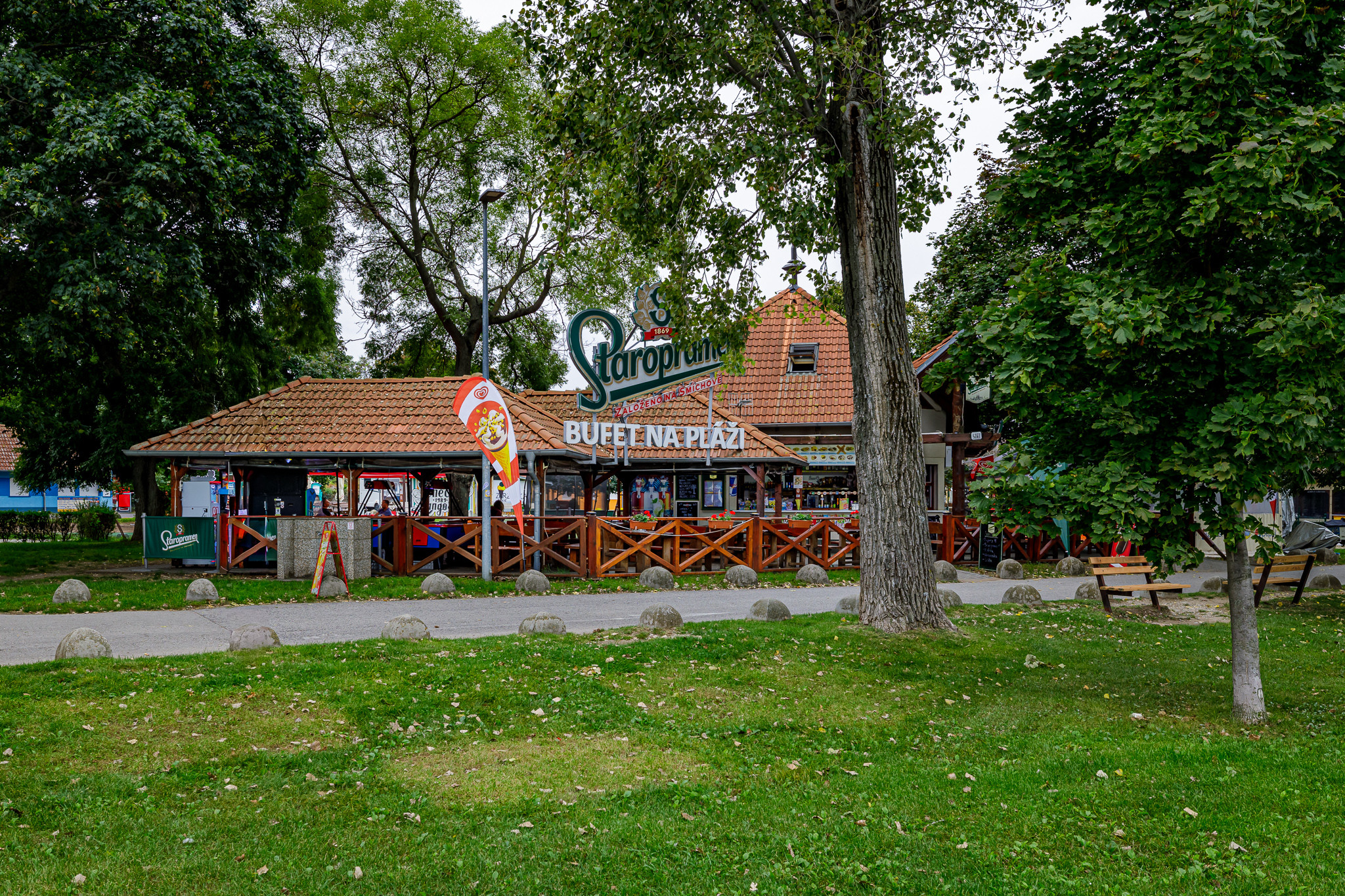 Na PREDAJ: úspešný Bufet na Pláži priamo pri jazere, Senecké jazerá Juh - podnikajte tam, kde iní chodia dovolenkovať