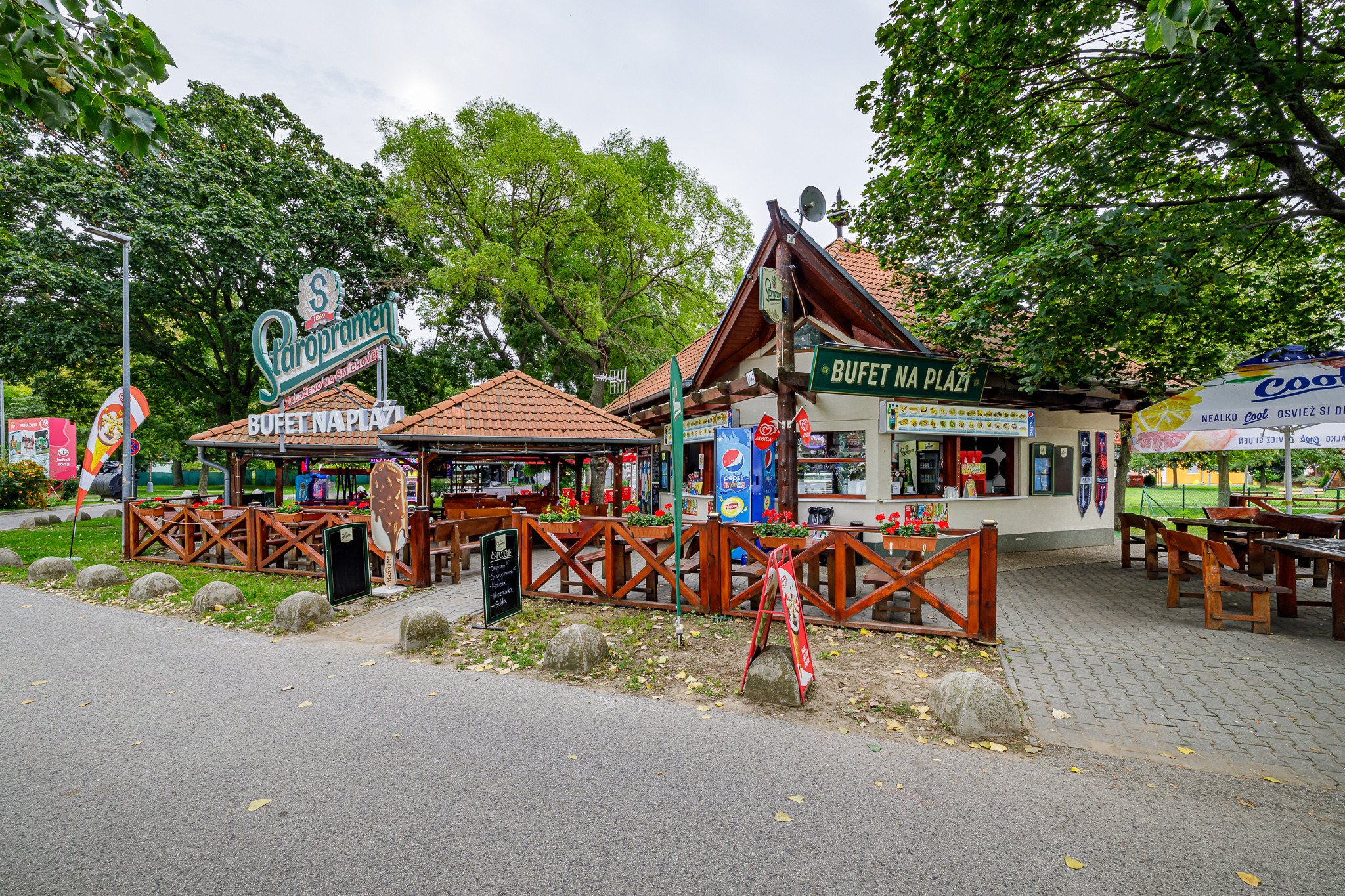 Na PREDAJ: úspešný Bufet na Pláži priamo pri jazere, Senecké jazerá Juh - podnikajte tam, kde iní chodia dovolenkovať