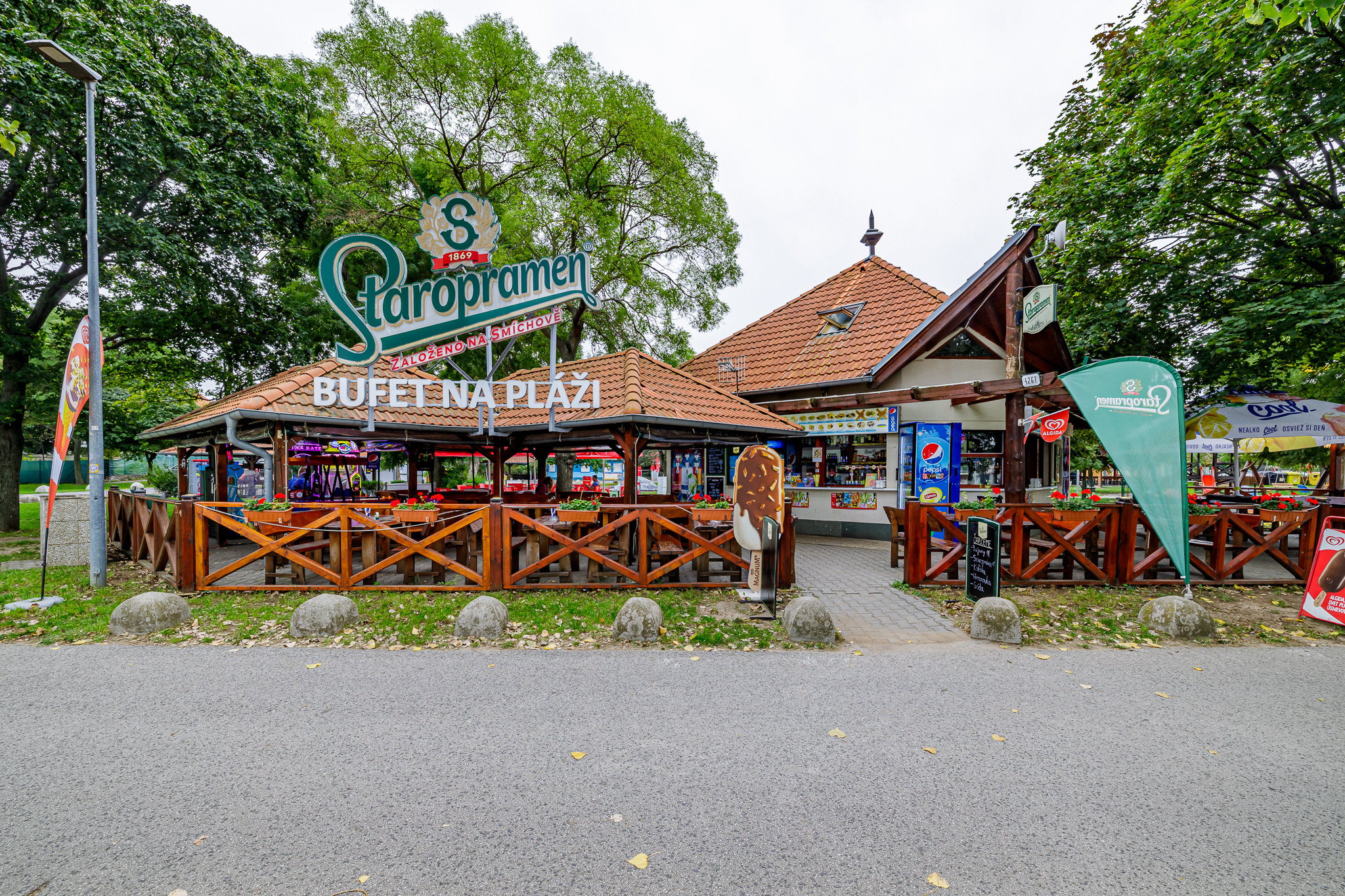Na PREDAJ: úspešný Bufet na Pláži priamo pri jazere, Senecké jazerá Juh - podnikajte tam, kde iní chodia dovolenkovať