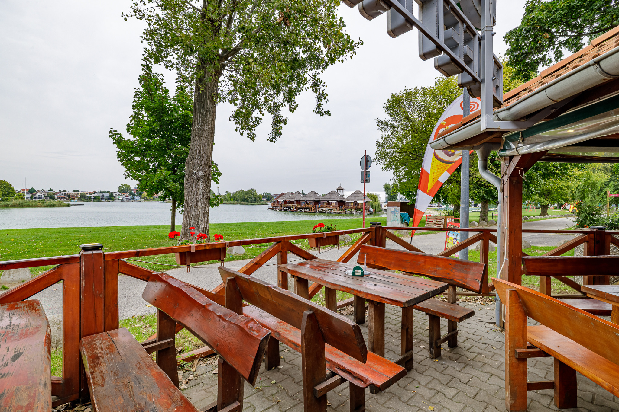 Na PREDAJ: úspešný Bufet na Pláži priamo pri jazere, Senecké jazerá Juh - podnikajte tam, kde iní chodia dovolenkovať