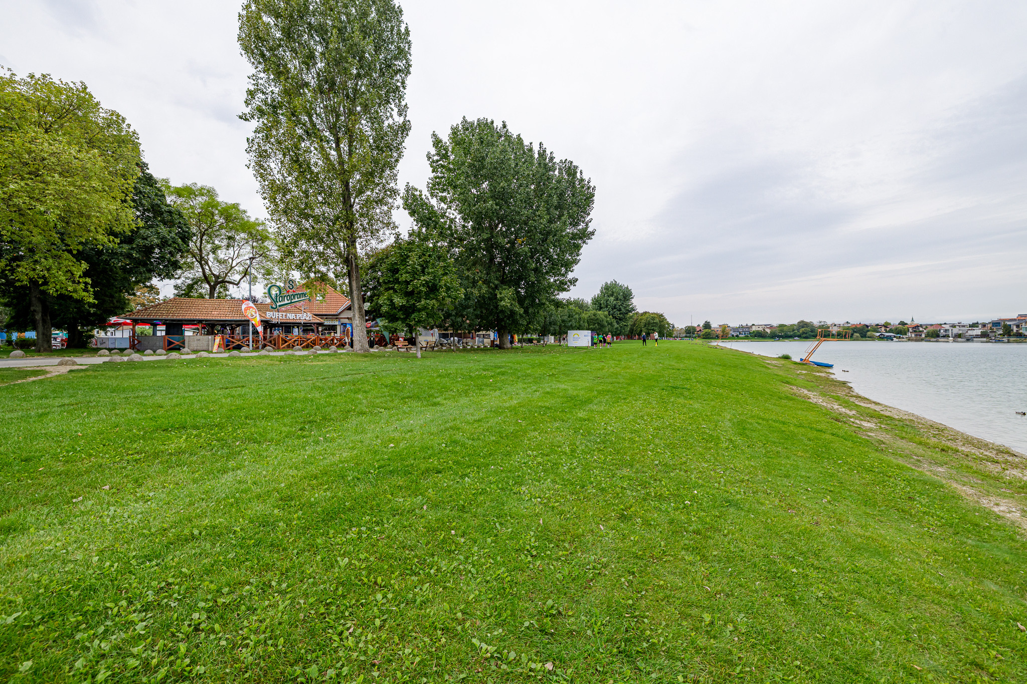 Na PREDAJ: úspešný Bufet na Pláži priamo pri jazere, Senecké jazerá Juh - podnikajte tam, kde iní chodia dovolenkovať