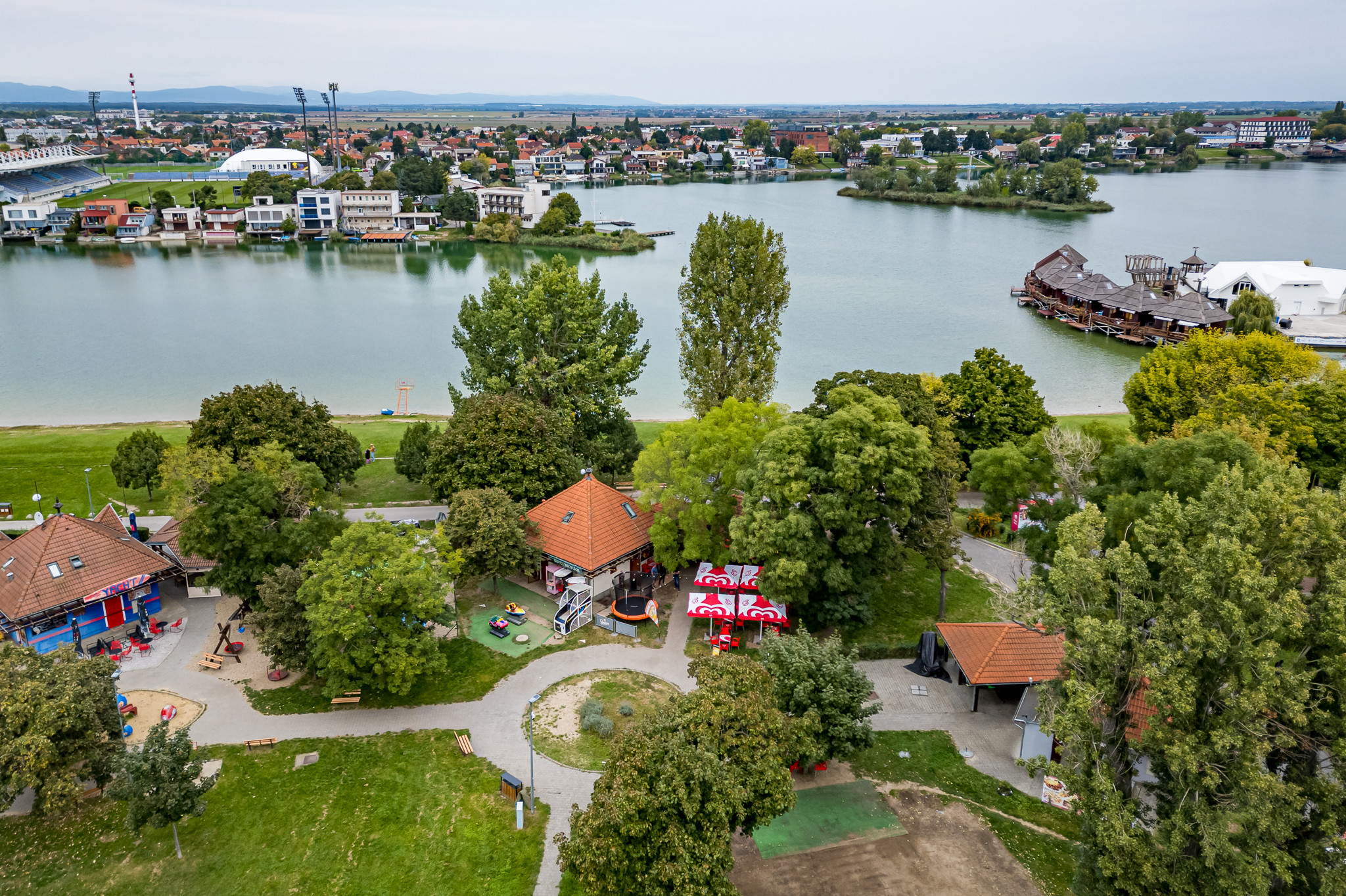 Na PREDAJ: úspešný Bufet na Pláži priamo pri jazere, Senecké jazerá Juh - podnikajte tam, kde iní chodia dovolenkovať