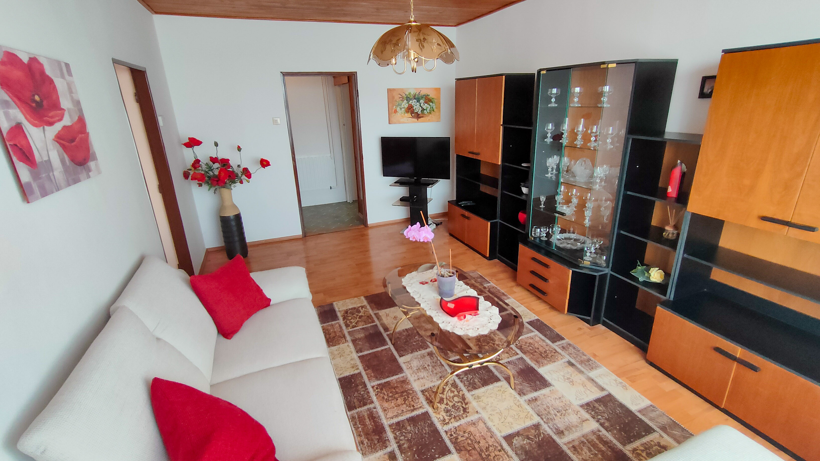 Kráľová pri Senci, okr. Senec – NA PREDAJ čiastočne zrekonštruovaný 2 izbový byt s vlastným kúrením a garážou.