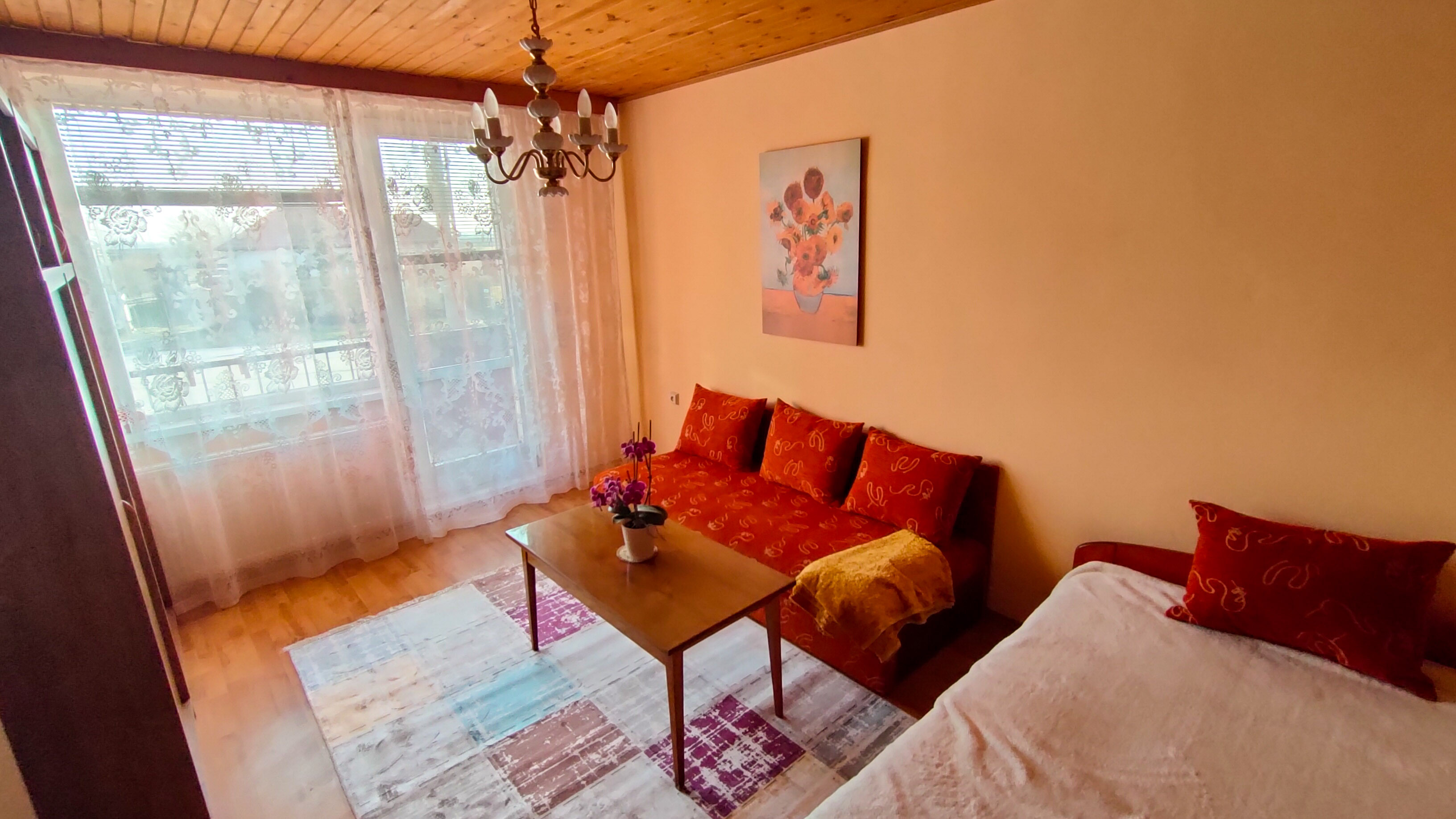 Kráľová pri Senci, okr. Senec – NA PREDAJ čiastočne zrekonštruovaný 2 izbový byt s vlastným kúrením a garážou.