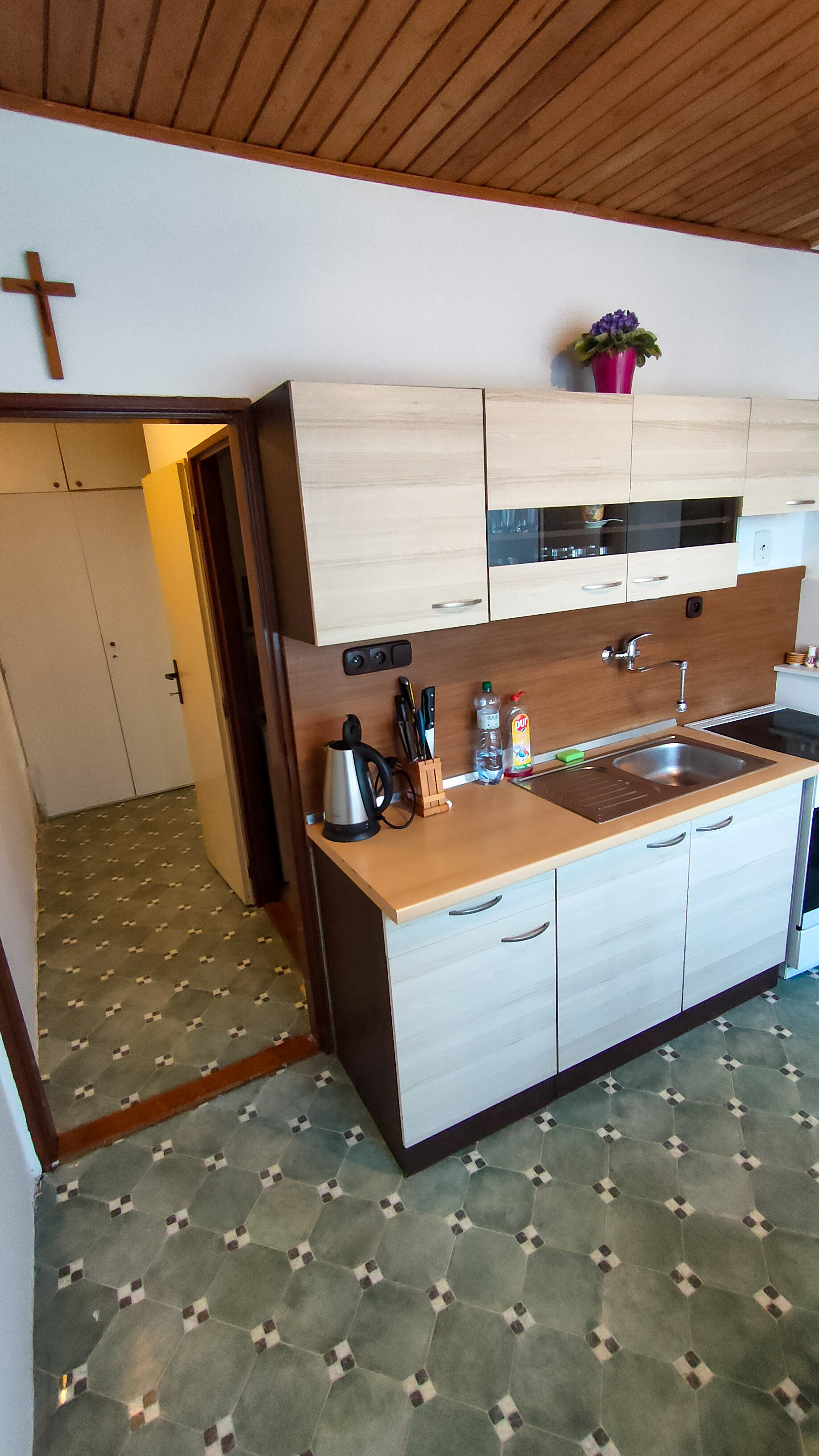 Kráľová pri Senci, okr. Senec – NA PREDAJ čiastočne zrekonštruovaný 2 izbový byt s vlastným kúrením a garážou.