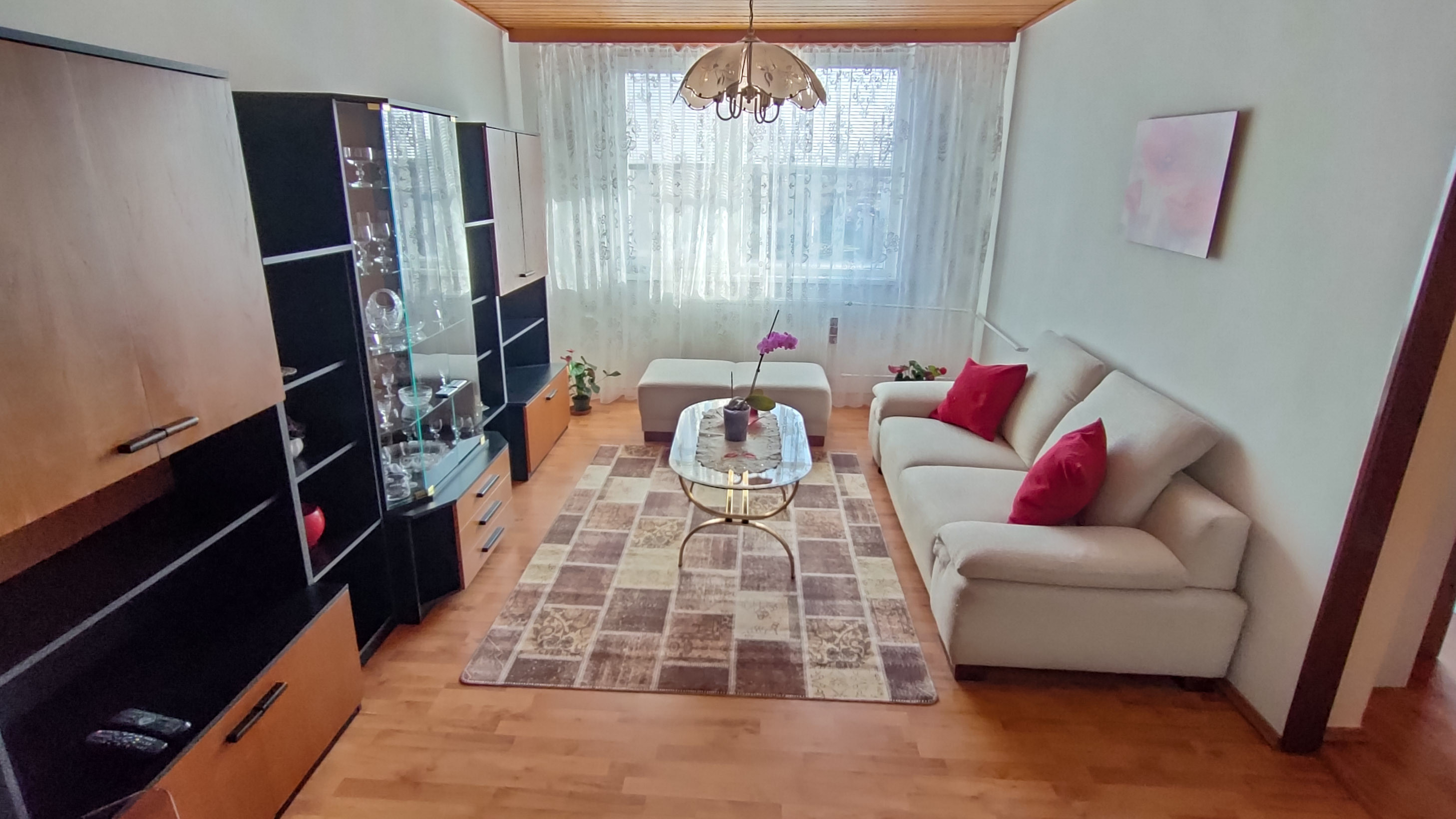 Kráľová pri Senci, okr. Senec – NA PREDAJ čiastočne zrekonštruovaný 2 izbový byt s vlastným kúrením a garážou.