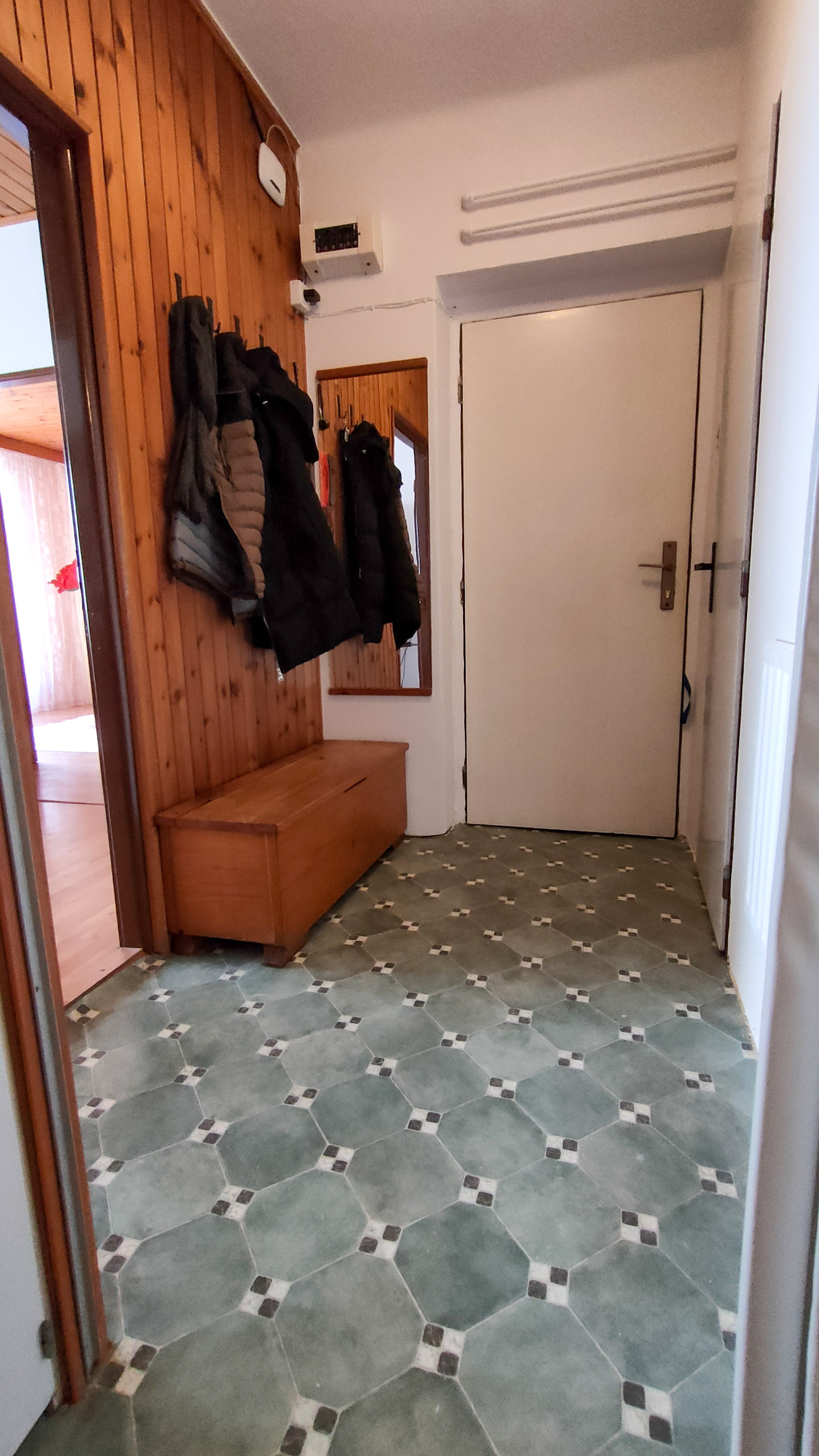 Kráľová pri Senci, okr. Senec – NA PREDAJ čiastočne zrekonštruovaný 2 izbový byt s vlastným kúrením a garážou.