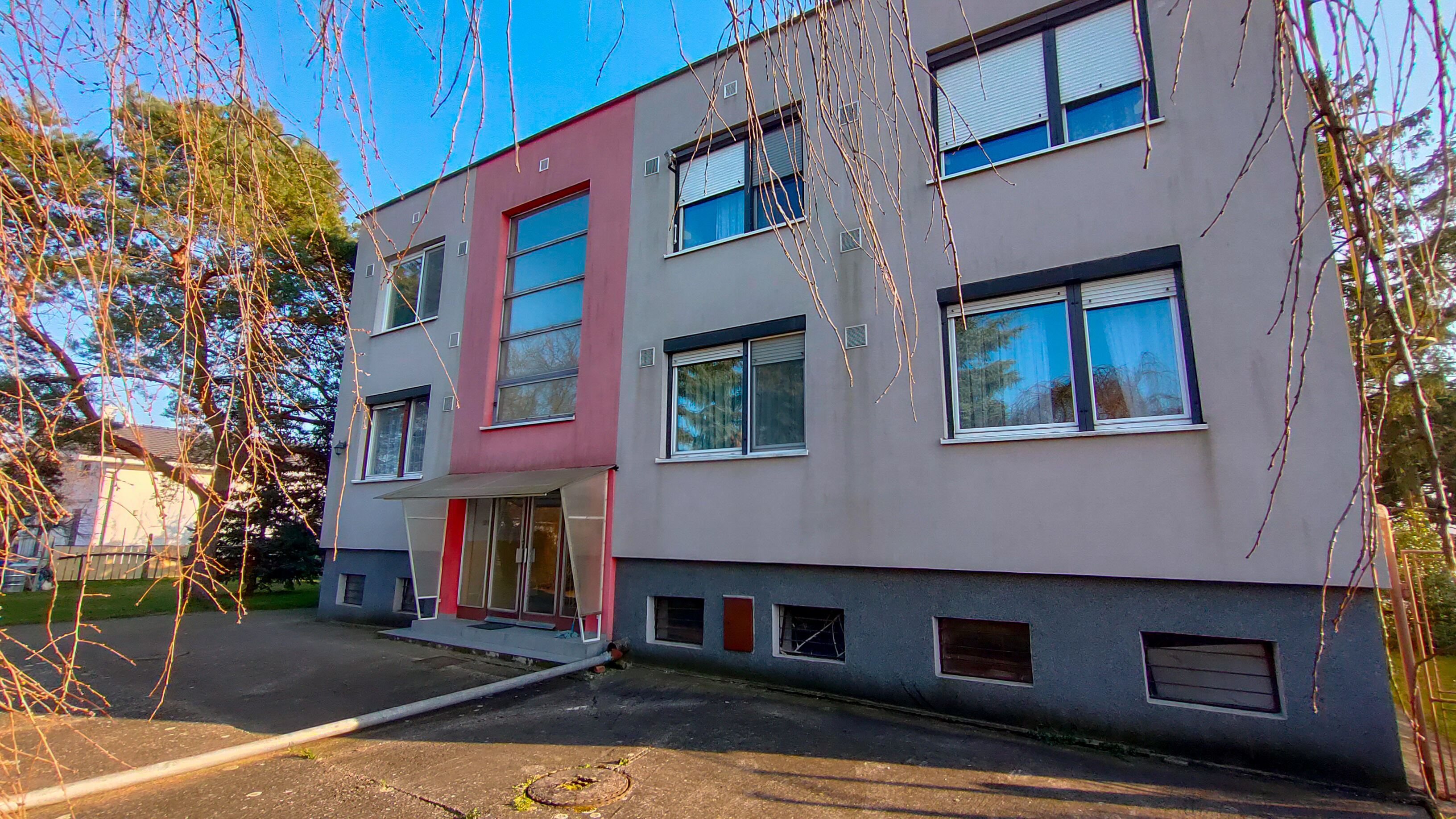 Kráľová pri Senci, okr. Senec – NA PREDAJ čiastočne zrekonštruovaný 2 izbový byt s vlastným kúrením a garážou.