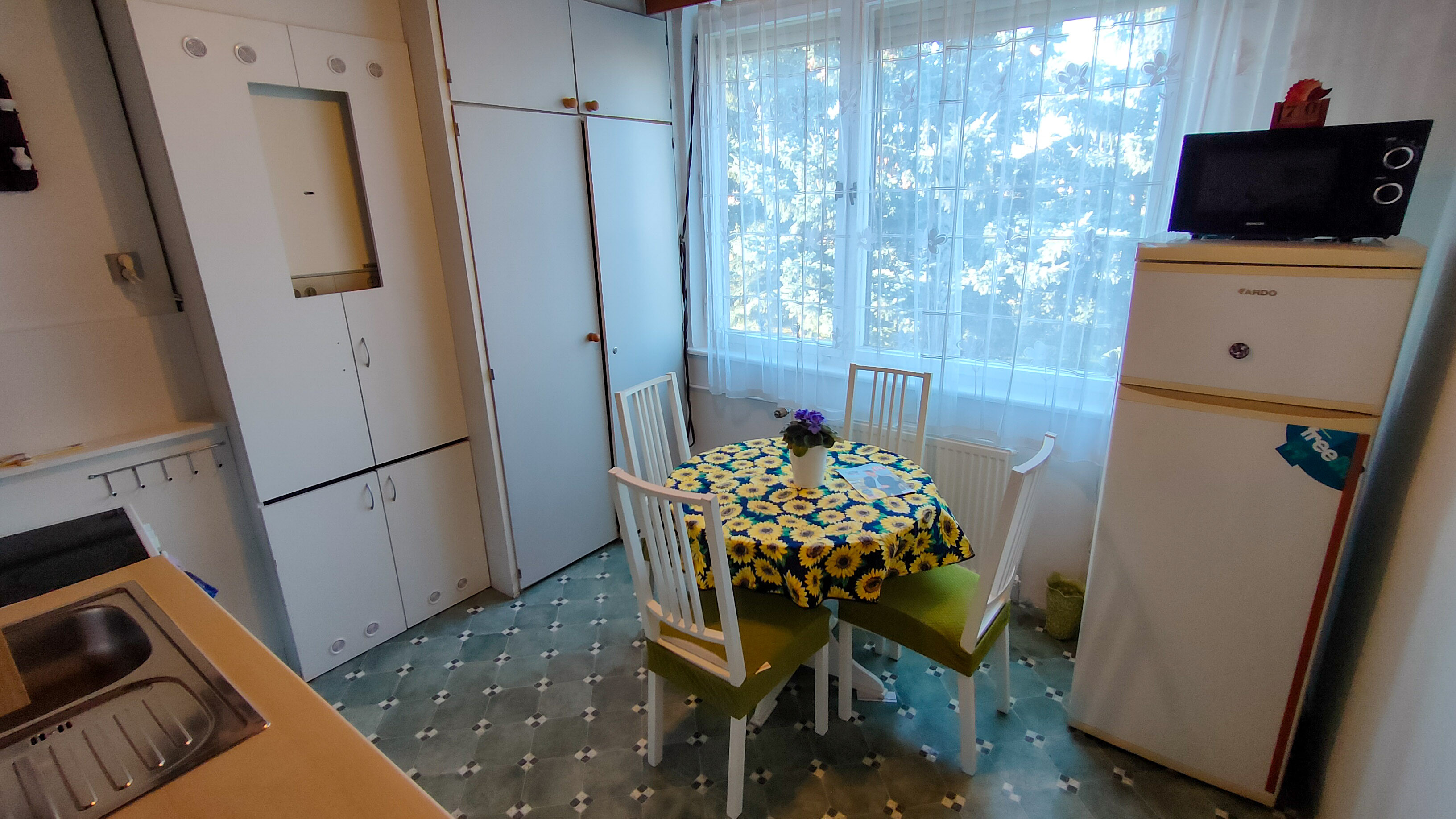 Kráľová pri Senci, okr. Senec – NA PREDAJ čiastočne zrekonštruovaný 2 izbový byt s vlastným kúrením a garážou.