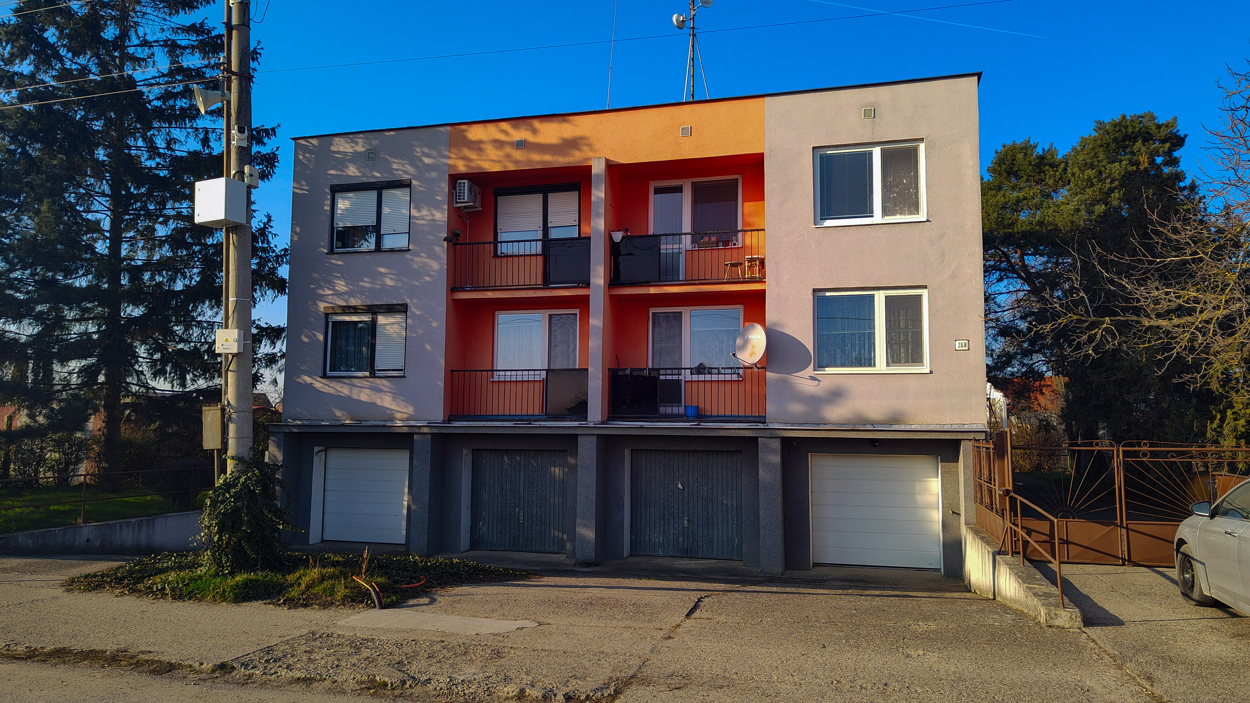 Kráľová pri Senci, okr. Senec – NA PREDAJ čiastočne zrekonštruovaný 2 izbový byt s vlastným kúrením a garážou.