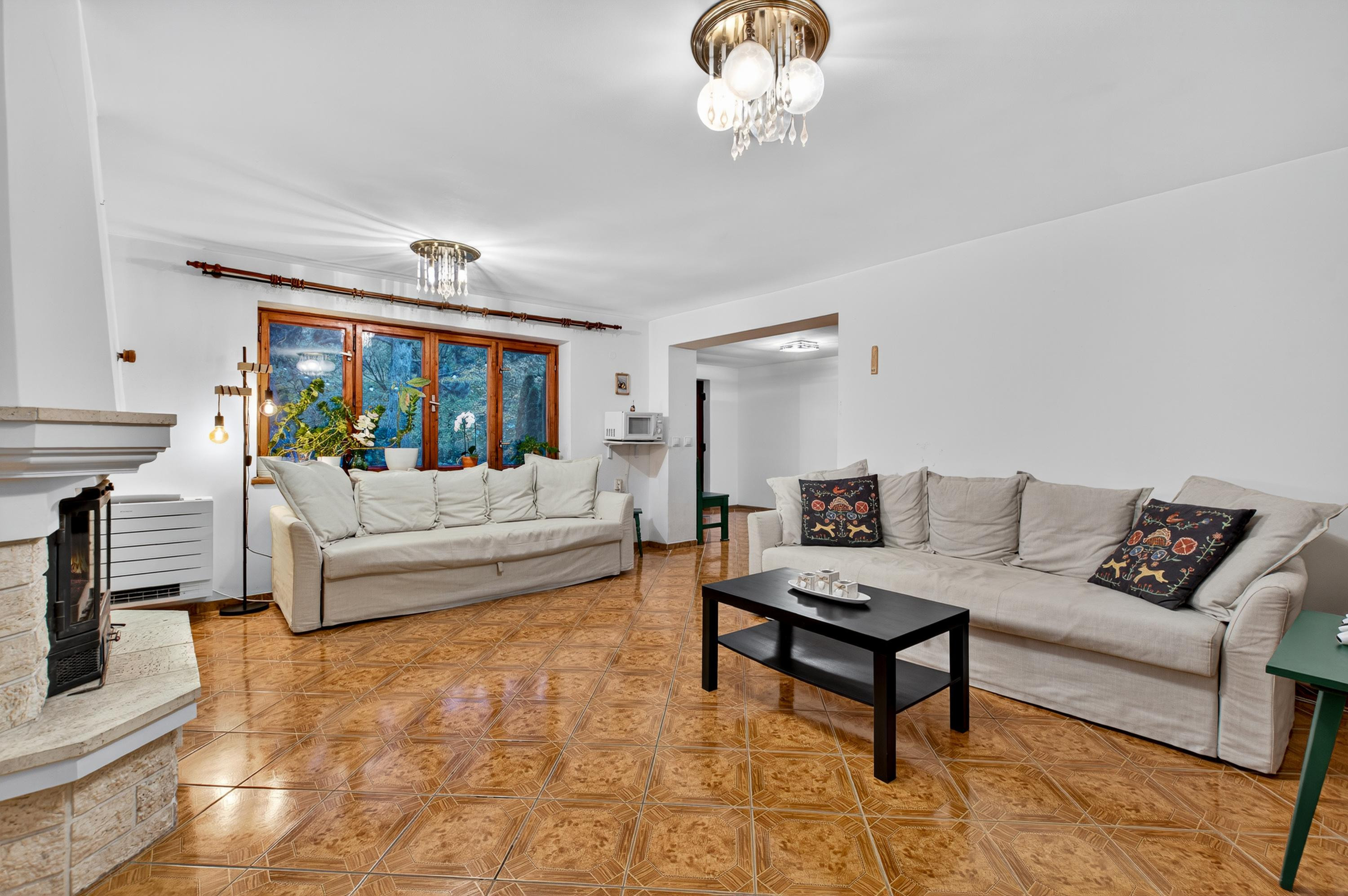 Na predaj -  Priestranný 5-izbový rodinný dom s krytým bazénom v Modre – Harmónia