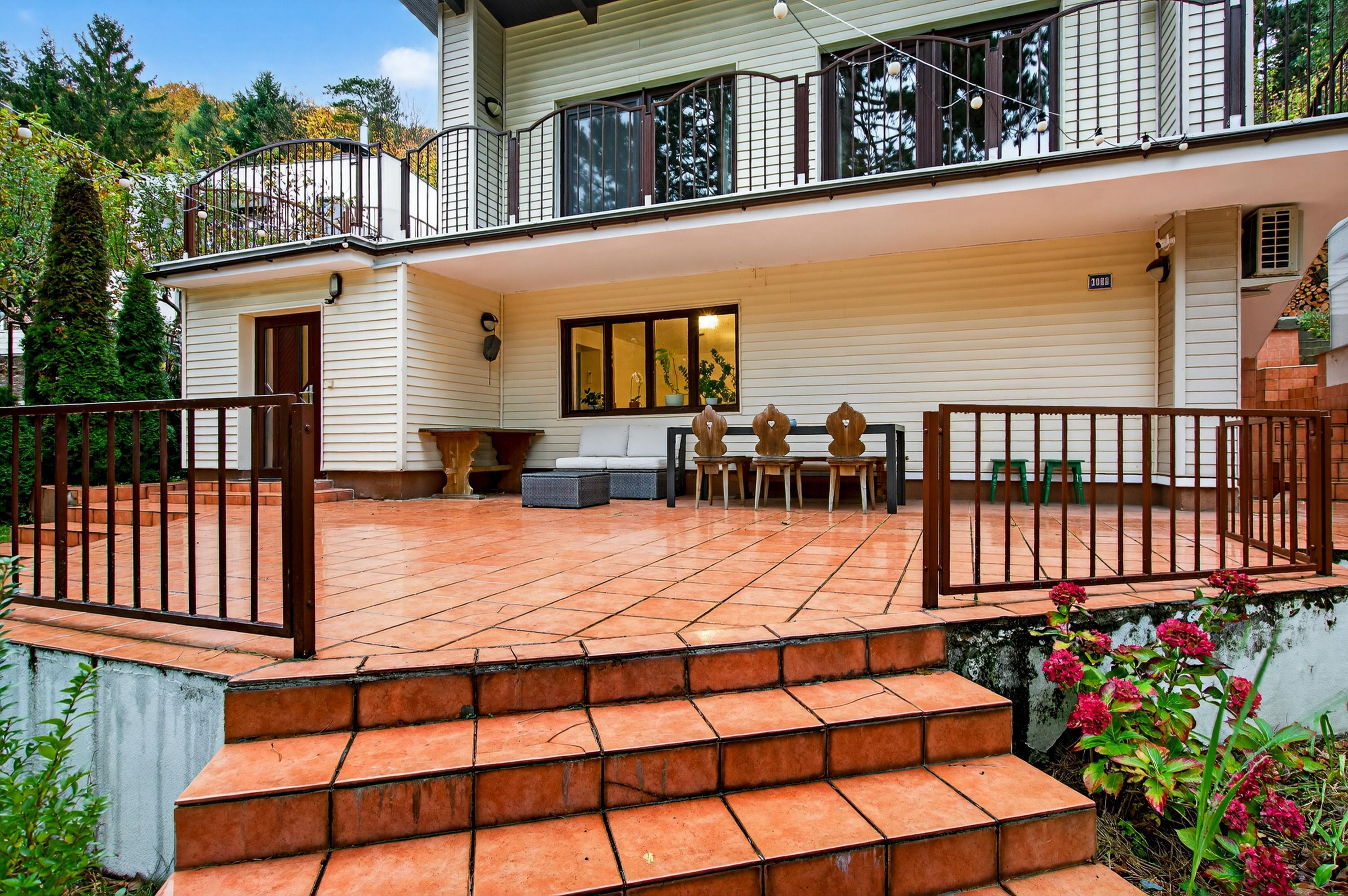 ZNÍŽENÁ CENA -   Priestranný 5-izbový rodinný dom s krytým bazénom v Modre – Harmónia