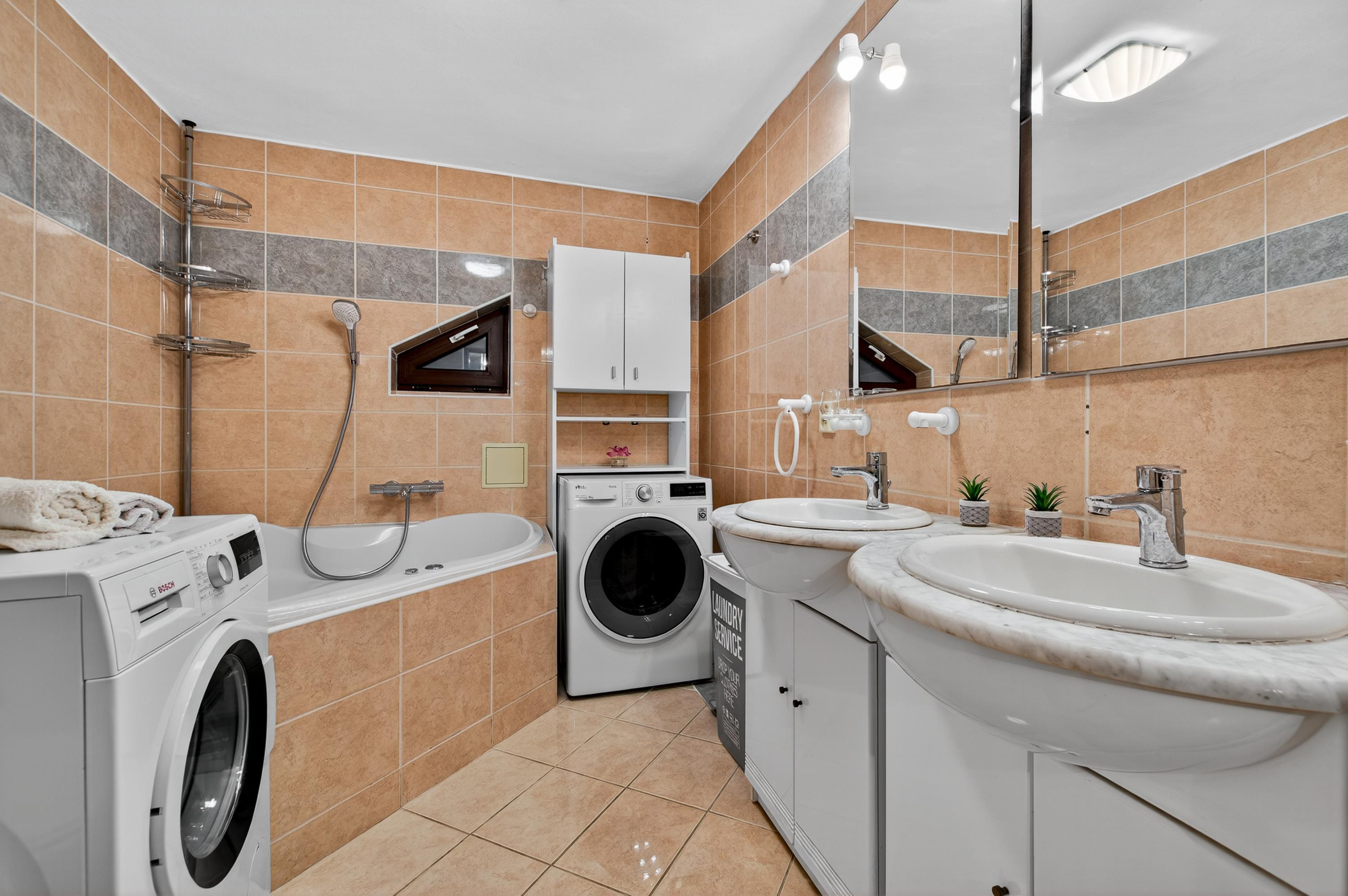 Na predaj -  Priestranný 5-izbový rodinný dom s krytým bazénom v Modre – Harmónia