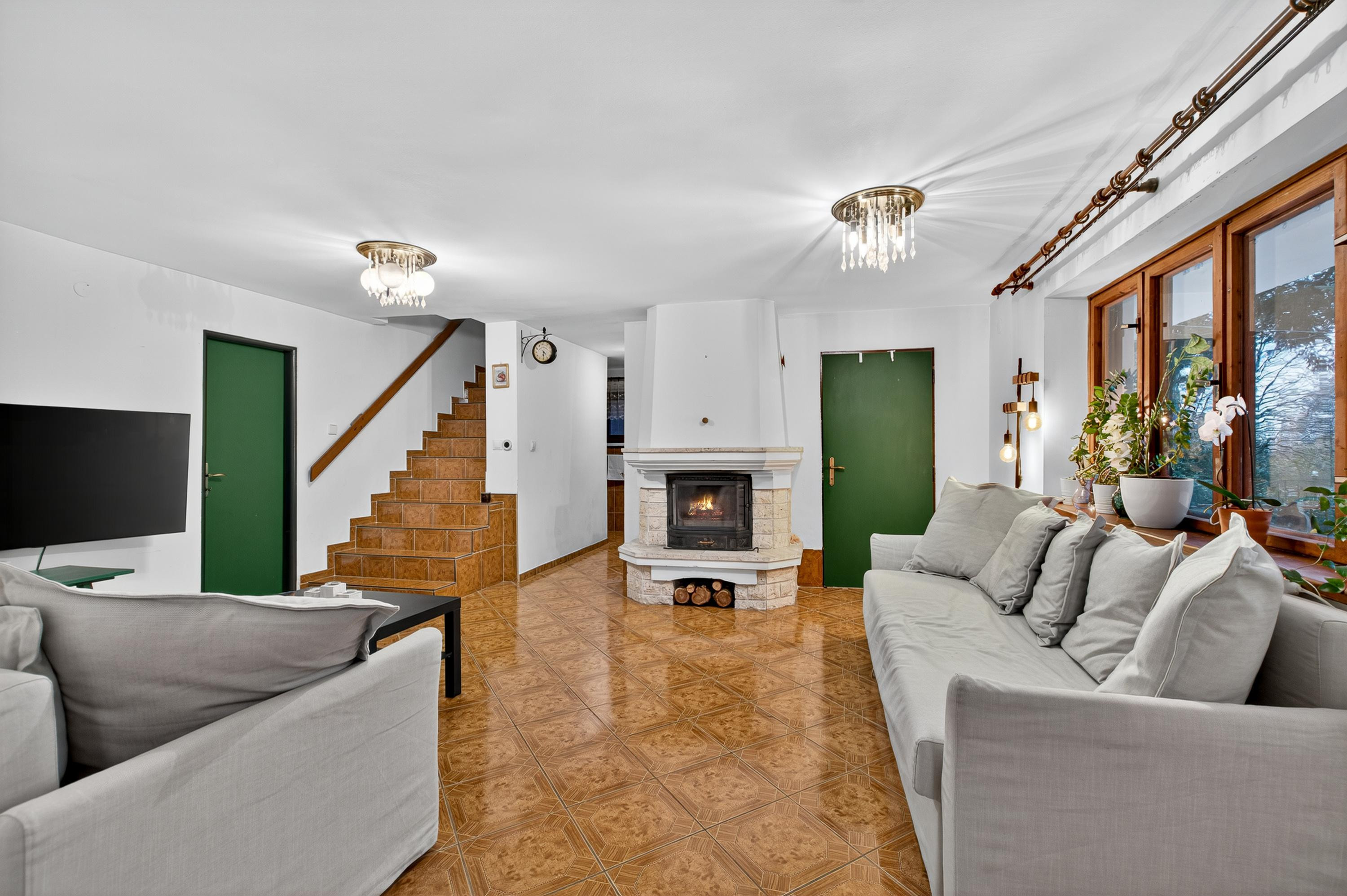 Na predaj -  Priestranný 5-izbový rodinný dom s krytým bazénom v Modre – Harmónia