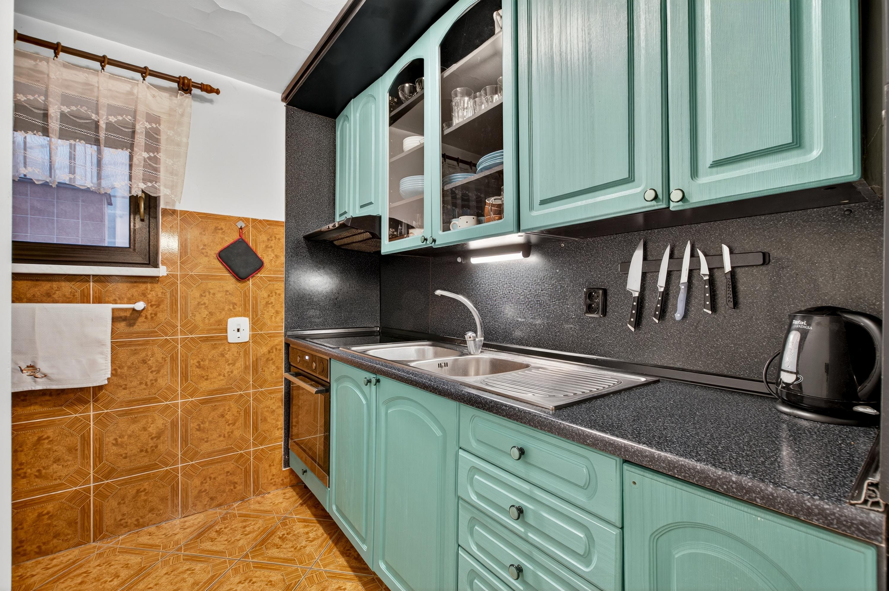 Na predaj -  Priestranný 5-izbový rodinný dom s krytým bazénom v Modre – Harmónia