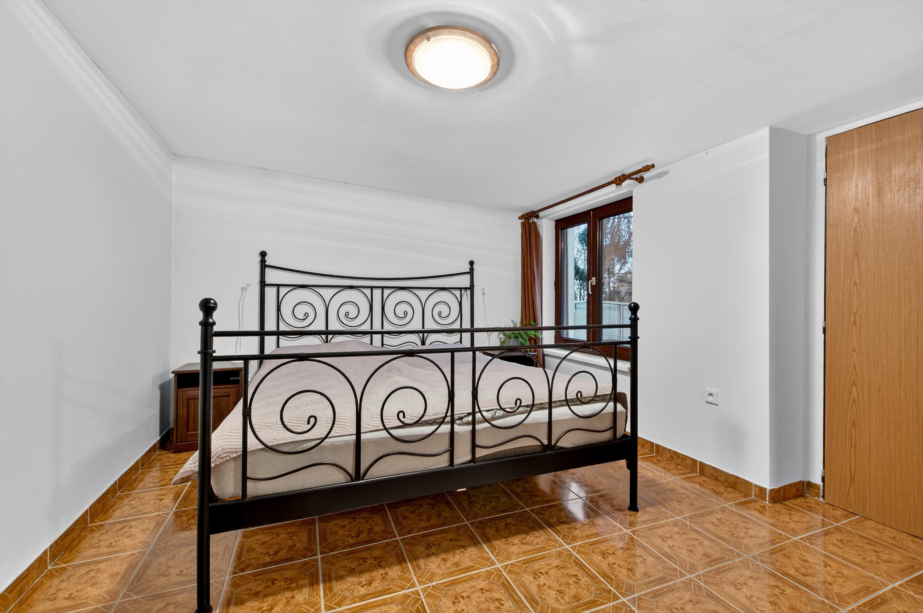 Na predaj -  Priestranný 5-izbový rodinný dom s krytým bazénom v Modre – Harmónia