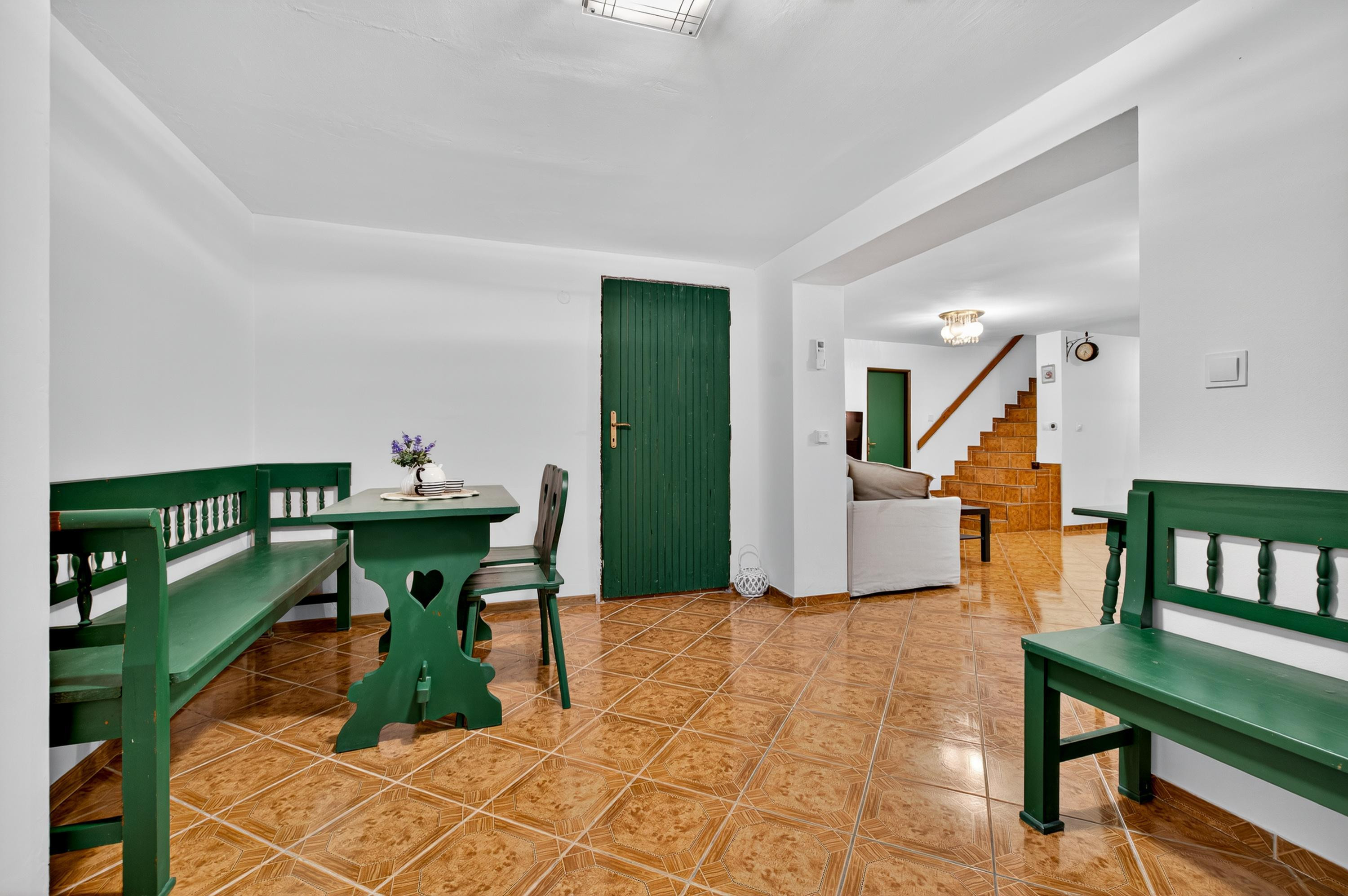 Na predaj -  Priestranný 5-izbový rodinný dom s krytým bazénom v Modre – Harmónia