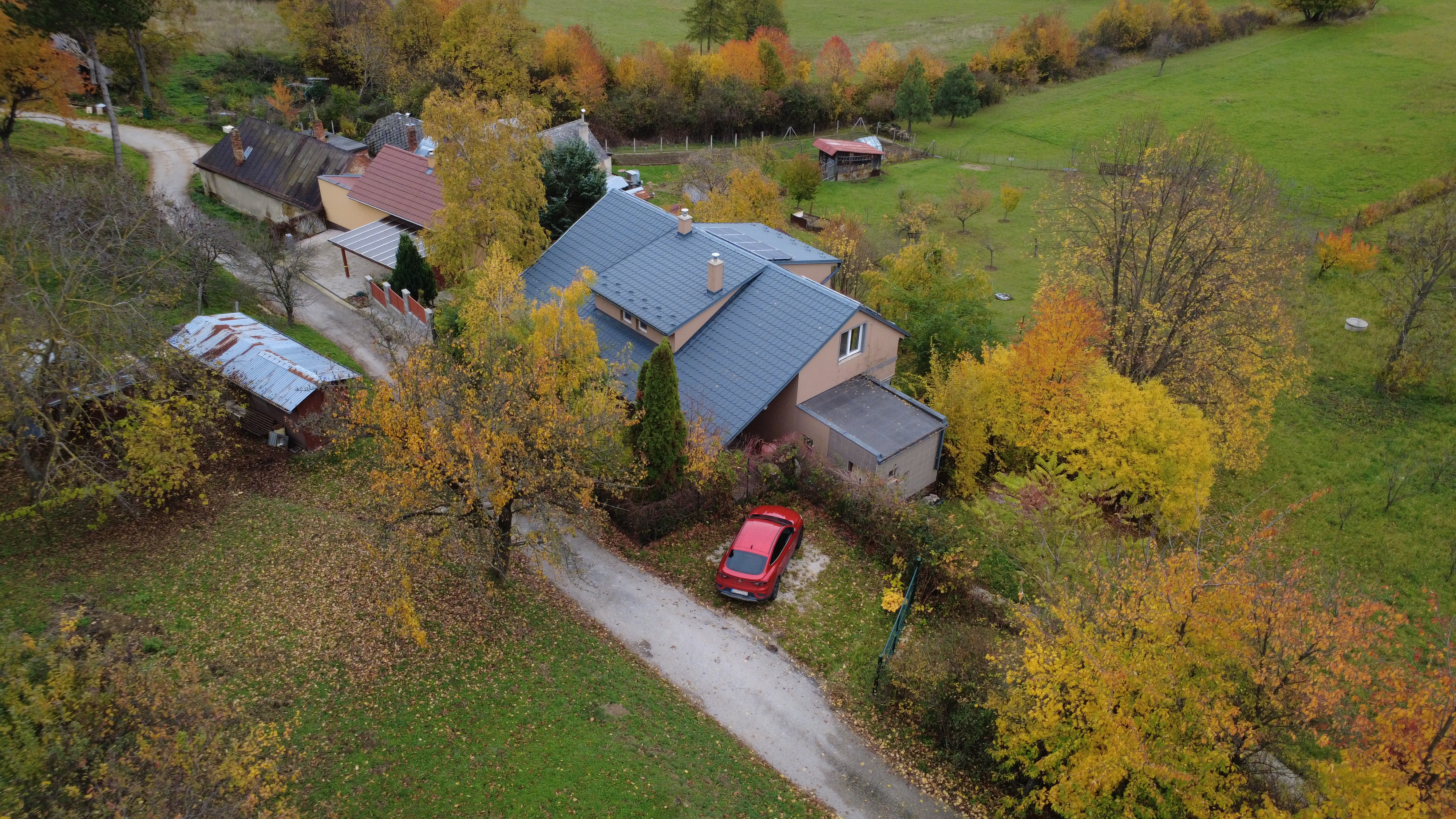 Na predaj priestranná 5-izbová chata s rozľahlým ovocným sadom v krásnej prírode v obci Stará Turá