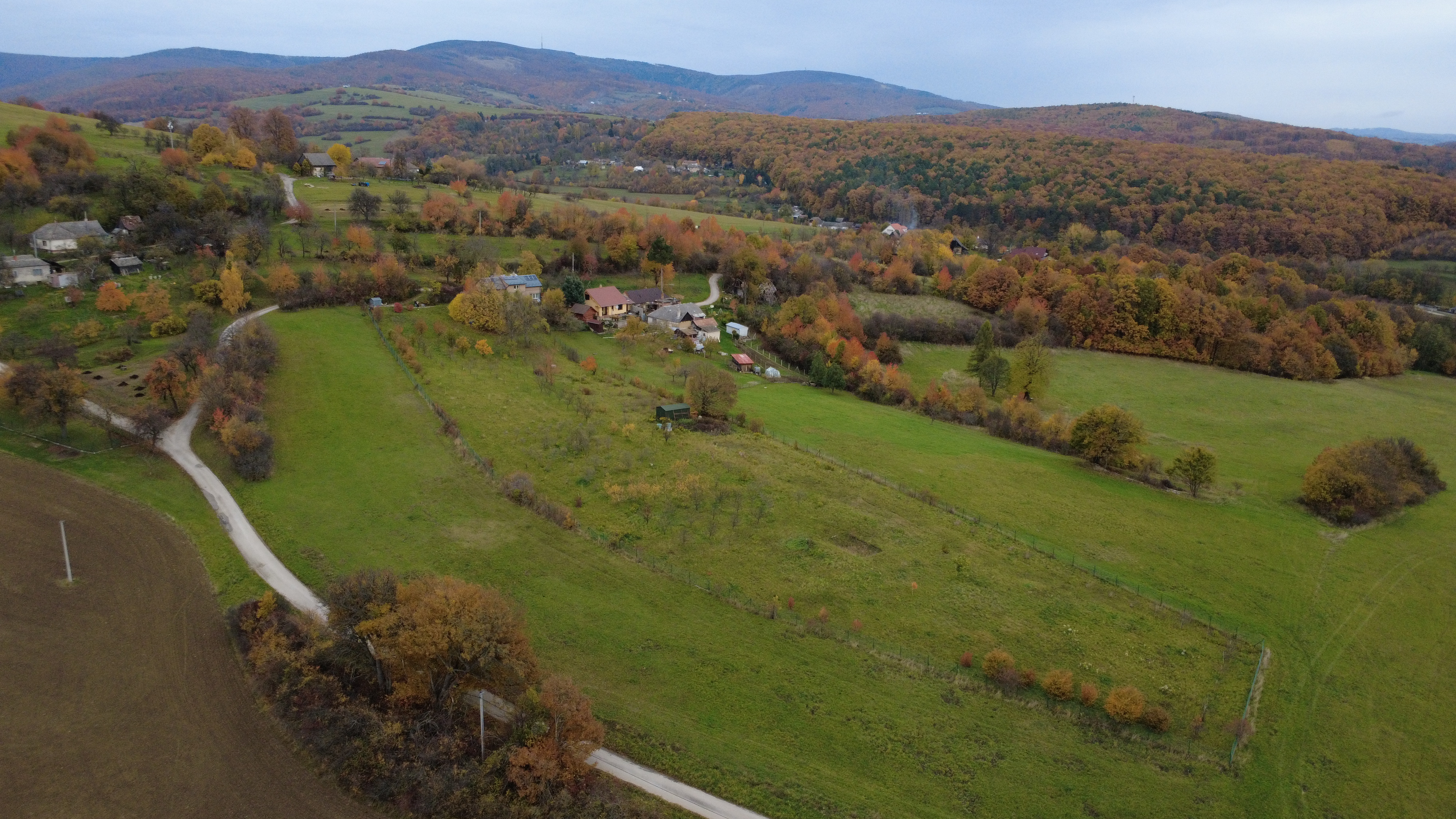 Na predaj priestranná 5-izbová chata s rozľahlým ovocným sadom v krásnej prírode v obci Stará Turá