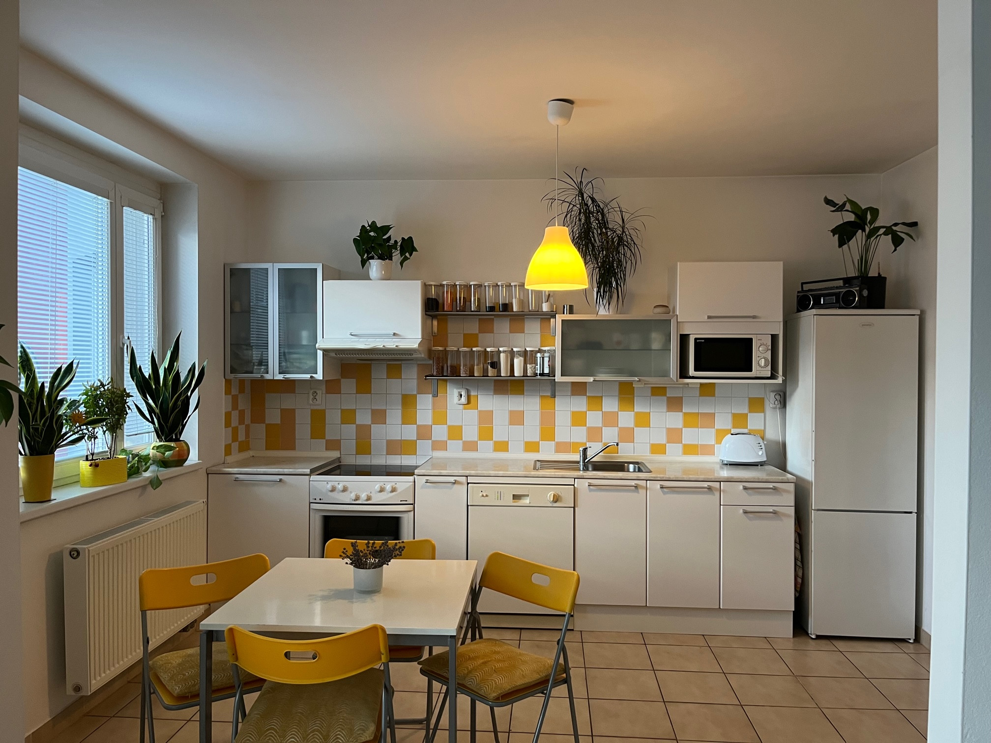 Na PRENÁJOM priestranný 2 izbový byt s veľkou loggiou a parkovaním, 74 m², Tomášikova Bratislava Ružinov