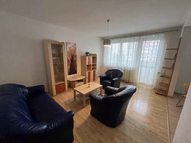 Na PRENÁJOM priestranný 2 izbový byt s veľkou loggiou a parkovaním, 74 m², Tomášikova Bratislava Ružinov