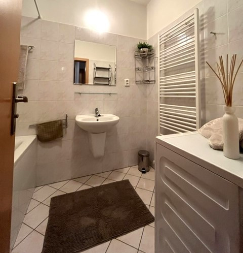 Na PRENÁJOM priestranný 2 izbový byt s veľkou loggiou a parkovaním, 74 m², Tomášikova Bratislava Ružinov